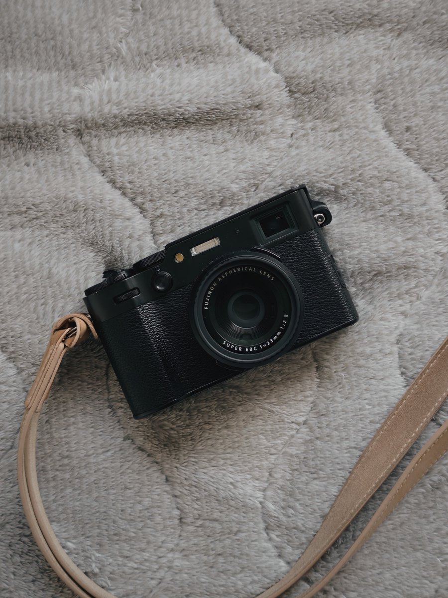 GadgetMitchy's tweet photo. 1枚目：iPhone 18 Pro Max
2枚目:FUJIFILM X100VI

結論としてはどっちも綺麗 https://t.co/LSijNAyEEV