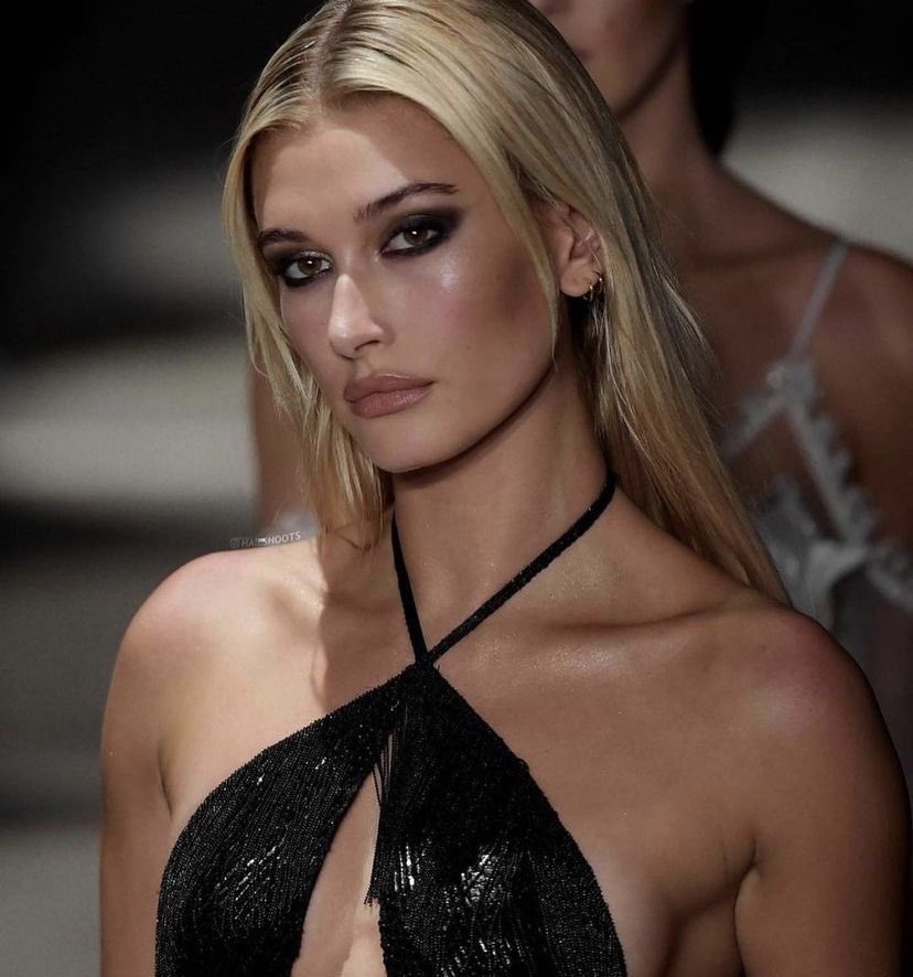 rhodedior's tweet photo. hailey x julien macdonald lfw 2017 https://t.co/rFhF8Sx8cc