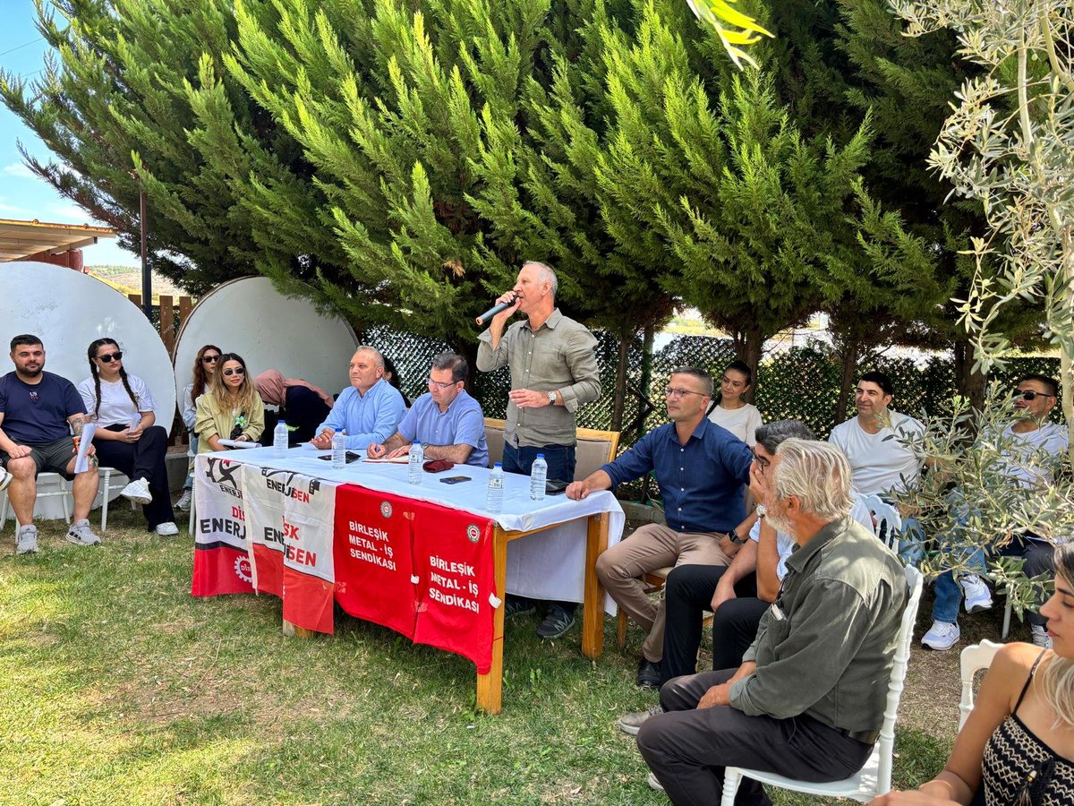 enerjisen's tweet photo. Smart Solar Aliağa'da sarı sendikadan istifa ederek sendikamız DİSK Enerji-Sen'de örgütlenen üyelerimizle buluştuk!

Toplantıya Genel Başkanımız Süleyman Keskin, Genel Sekreterimiz Emin Atsız, Kurucu Genel Başkanımız Kamil Kartal ile kardeş sendikamız Birleşik Metal-İş Genel Başkanı Özkan Atar, Genel Örgütlenme Sekreteri Fehmi Elmacı, İzmir Şubesi yöneticileri ve uzmanları katıldı.

16.00–24.00 vardiyasında çalışan işçilerle bir araya geldiğimiz toplantıda, fabrikadaki örgütlenme sürecini masaya yatırdık; kararlılıkla sürdürdüğümüz mücadelede atılacak yeni adımları birlikte planladık.

#YaşasınÖrgütlüMücadelemiz