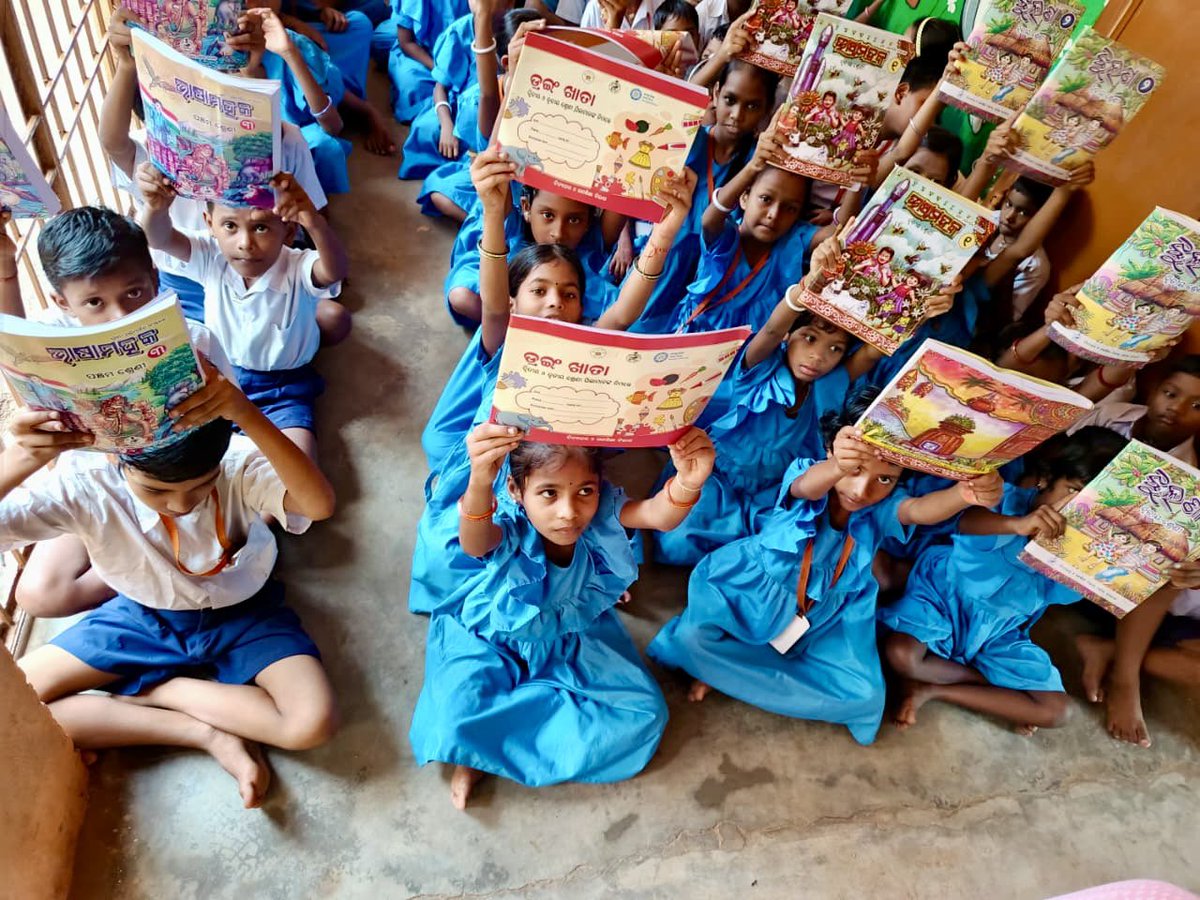 otvkhabar's tweet photo. #ସଂଶୋଧିତ_ପାଠ୍ୟ_ପୁସ୍ତକ_ବଣ୍ଟନ
-ଆବଶ୍ୟକୀୟ ସଂଶୋଧନ ପରେ ପ୍ରସ୍ତୁତ ନୂତନ ପାଠ୍ୟପୁସ୍ତକ ବଣ୍ଟନ
-ରାଜ୍ୟର ବିଭିନ୍ନ ବିଦ୍ୟାଳୟରେ ପାଠ୍ୟ ପୁସ୍ତକ ବଣ୍ଟନ ଆରମ୍ଭ
-ଏକ୍ସ ଜରିଆରେ ସୂଚନା ଦେଲା ଗଣଶିକ୍ଷା ବିଭାଗ
#OdishaEducation #TextbookDistribution #RevisedTextbooks #SchoolAndMassEducation #OTV https://t.co/lho8qVRSf4