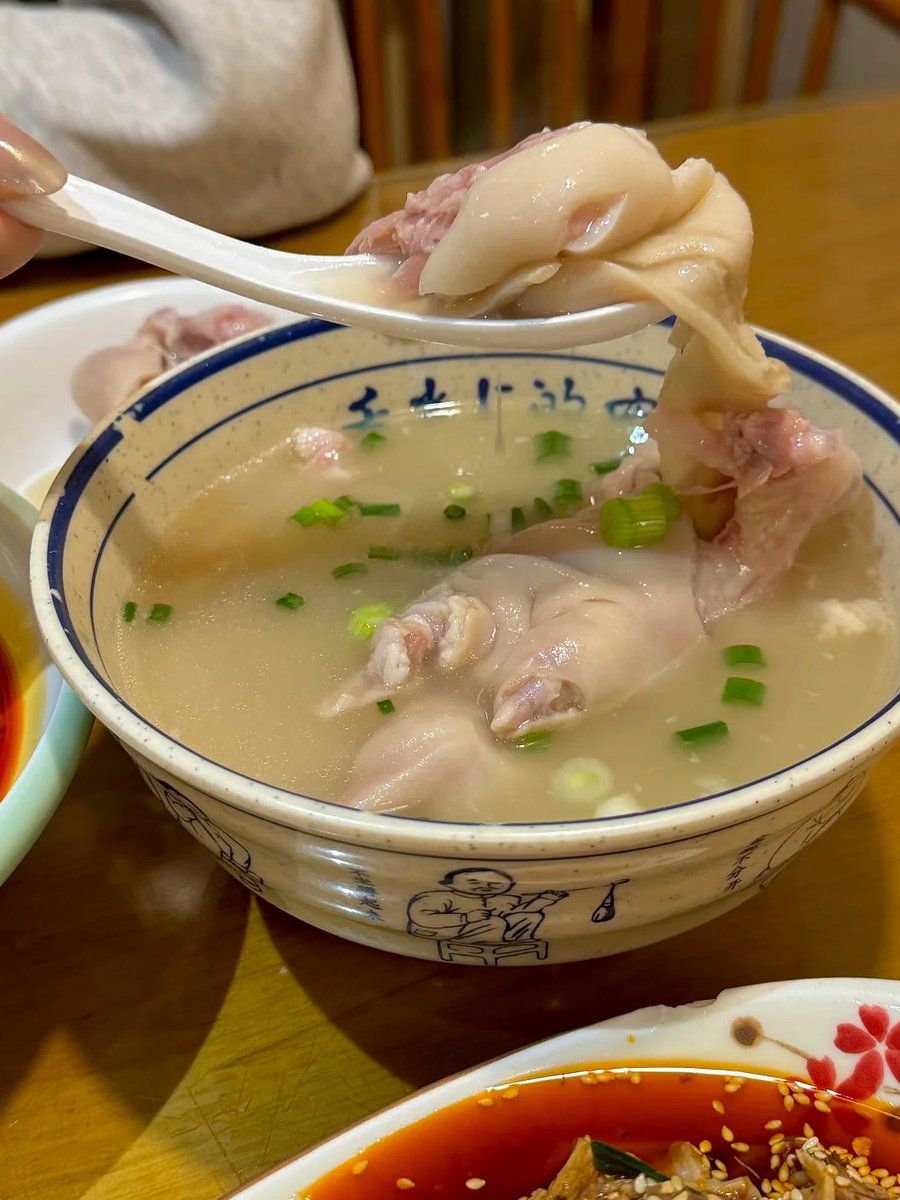 dn18279311's tweet photo. Sichuan home-style feast. Milky pork trotter soup, mapo tofu & stir-fry dishes. Balanced flavors of mild and spicy.
#SichuanCuisine #FoodFeast #ComfortFood https://t.co/LFwYgAk4Fa