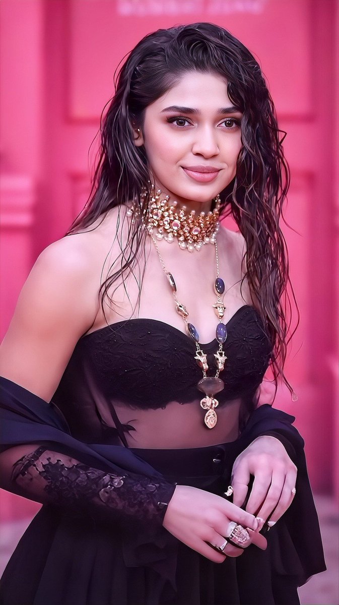 PoPBase_s's tweet photo. Krithi Shetty (also known as Krithi/Kriti Shetty), the South Indian actress primarily Telugu/Tamil cinema, known for films like Uppena, dance/item sequences, and recent projects including Genie and others and sexual girl with...🛐🍑 https://t.co/dcomoMiSTV
