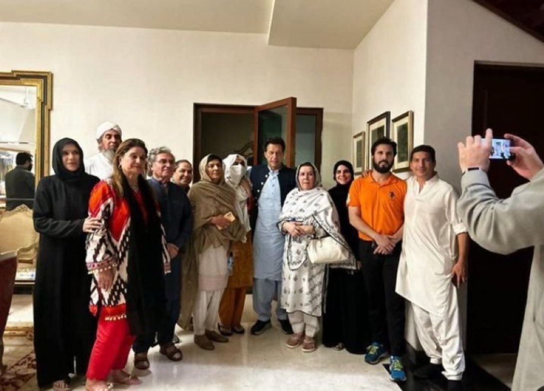 fatii_burki's tweet photo. عمران خان کی پوری فیملی گرفتار!
علیمہ خانم کے بعد عظمیٰ خانم اور نورین نیازی کو بھی 30 دن کے لیے 3MPO کے تحت کوٹ لکھپت جیل منتقل کر دیا گیا۔ رات گئے گھر پر چھاپہ، خواتین اور بچوں تک کو بکتر بند گاڑی میں لے جایا گیا۔
کیا ایک 73 سالہ بہنوں سے اتنا خوف؟ #ReleaseAleemaKhan https://t.co/sBHlkzz4BN