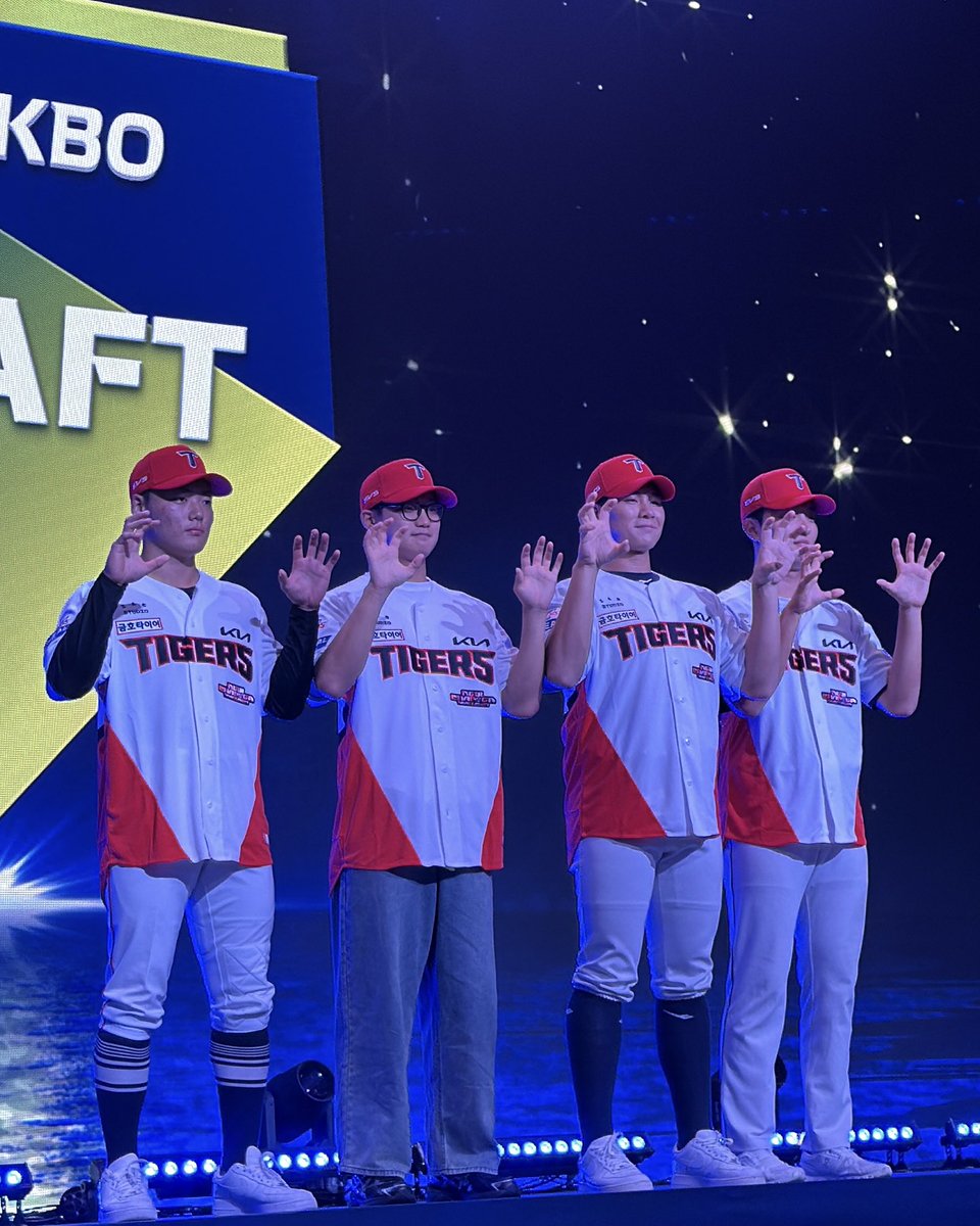 Kiatigers's tweet photo. 아기호랑이들🐯
차례로 노민혁 김영준 이호민 곽병진 https://t.co/Mbq7F5t3uX