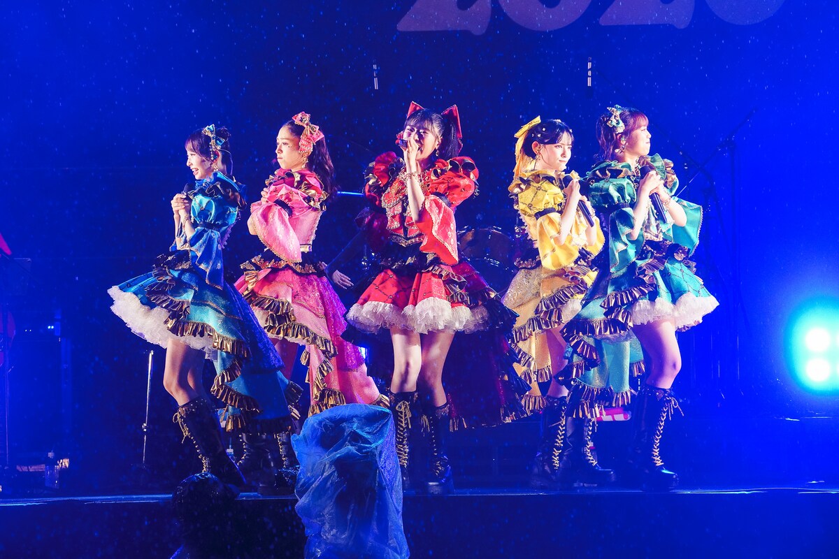 natalie_mu's tweet photo. 【 #RIJF2026 ライブレポート】
超ときめき♡宣伝部
最初で最後の「ロッキン」出演
 
大粒の雨の中、バンドセットで
“アイドルの本気”を見せる
 
▼📝詳細レポ＆📸ライブ写真
https://t.co/2iCMC1ugYC https://t.co/i0oXGEHipC