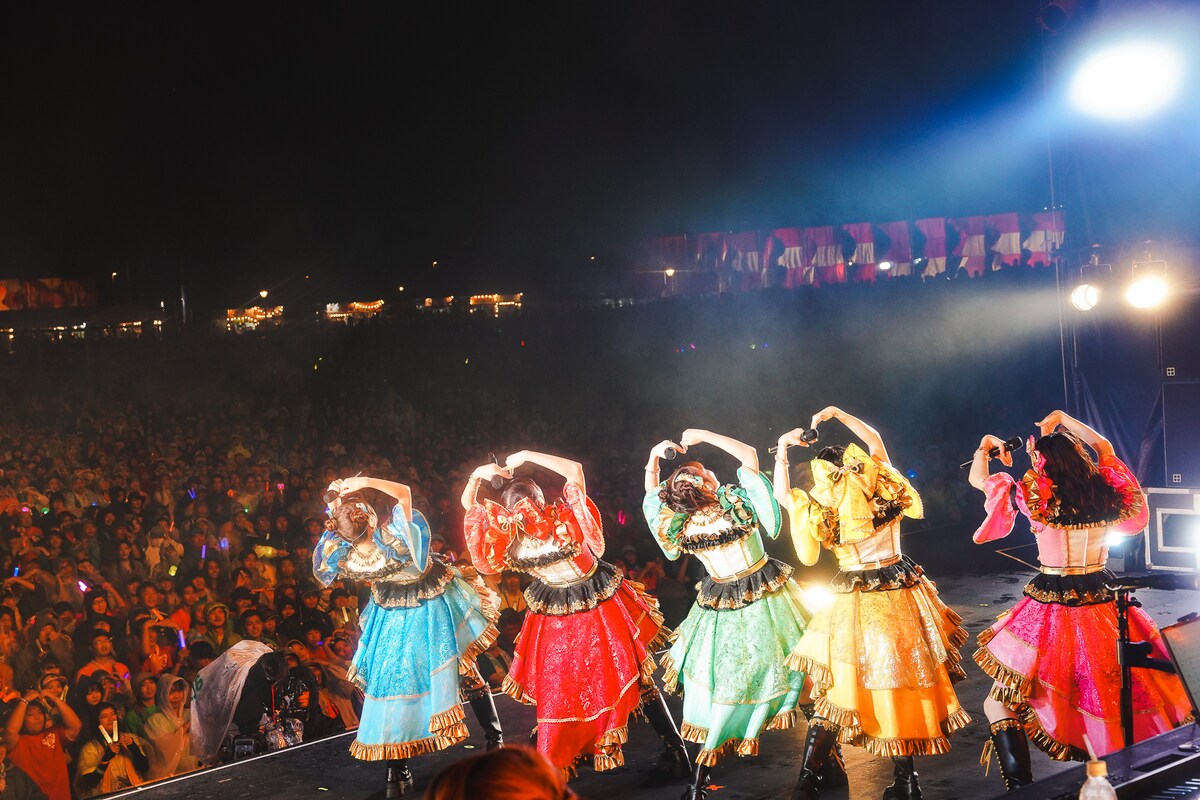 natalie_mu's tweet photo. 【 #RIJF2026 ライブレポート】
超ときめき♡宣伝部
最初で最後の「ロッキン」出演
 
大粒の雨の中、バンドセットで
“アイドルの本気”を見せる
 
▼📝詳細レポ＆📸ライブ写真
https://t.co/2iCMC1ugYC https://t.co/i0oXGEHipC