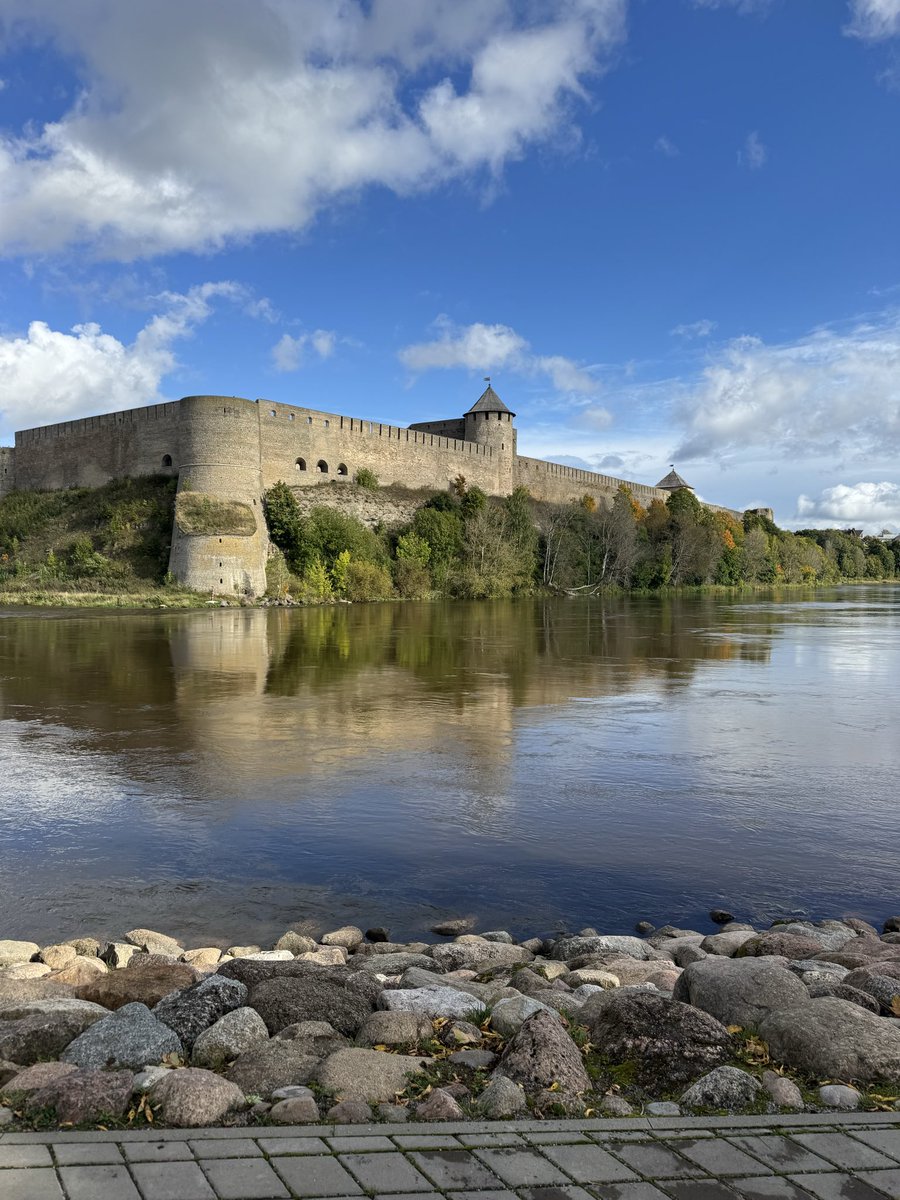 michael_schl's tweet photo. @tolstoybb I was there just yesterday at the hotel but you don’t see anything because the Ivangorod is just dark at night. Also there is no visible military presence on either side of the river besides some regular border coast guard boats. https://t.co/X6l70ionLS