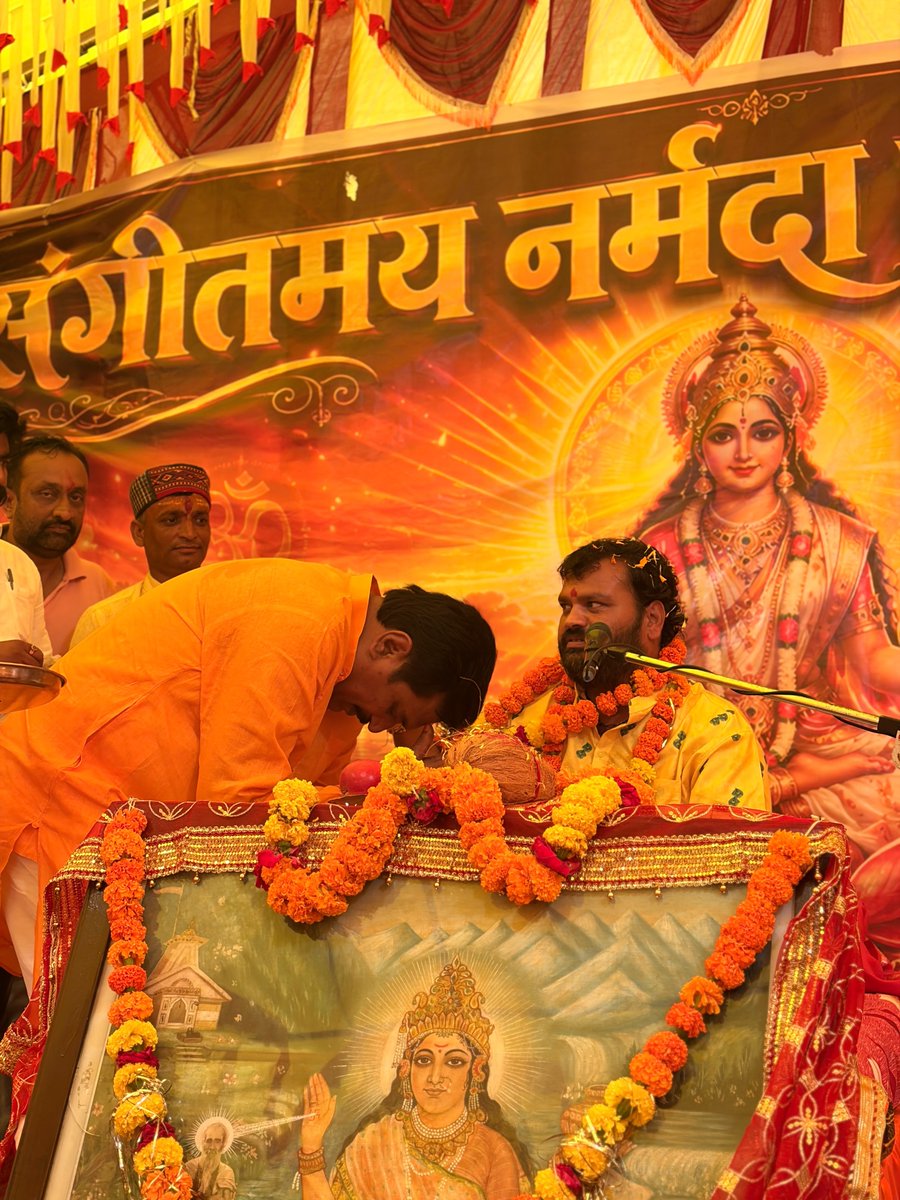 rajkumarmev's tweet photo. मातृ श्री नर्मदे हर 🙏
विधानसभा क्षेत्र के ग्राम सुरपाला स्थित सुरपाला कुटी आश्रम में आयोजित माँ नर्मदा महापुराण में सम्मिलित होकर व्यासपीठ पूजन कर माँ नर्मदा की पावन महिमा एवं दिव्य कथा का श्रवण-रसपान करने का परम सौभाग्य प्राप्त हुआ #MaaNarmada #Maheshwar #RajkumarMev #MaaRewa https://t.co/L8phpyYN7U