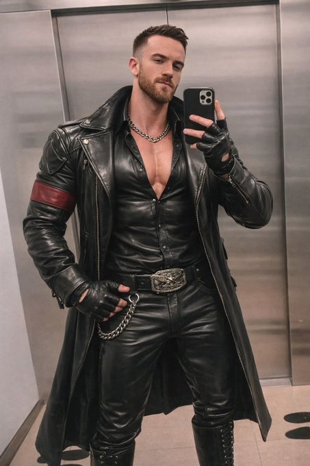 FrankKolt's tweet photo. fantastic #leatherman #leathermaster https://t.co/eImikELvv8