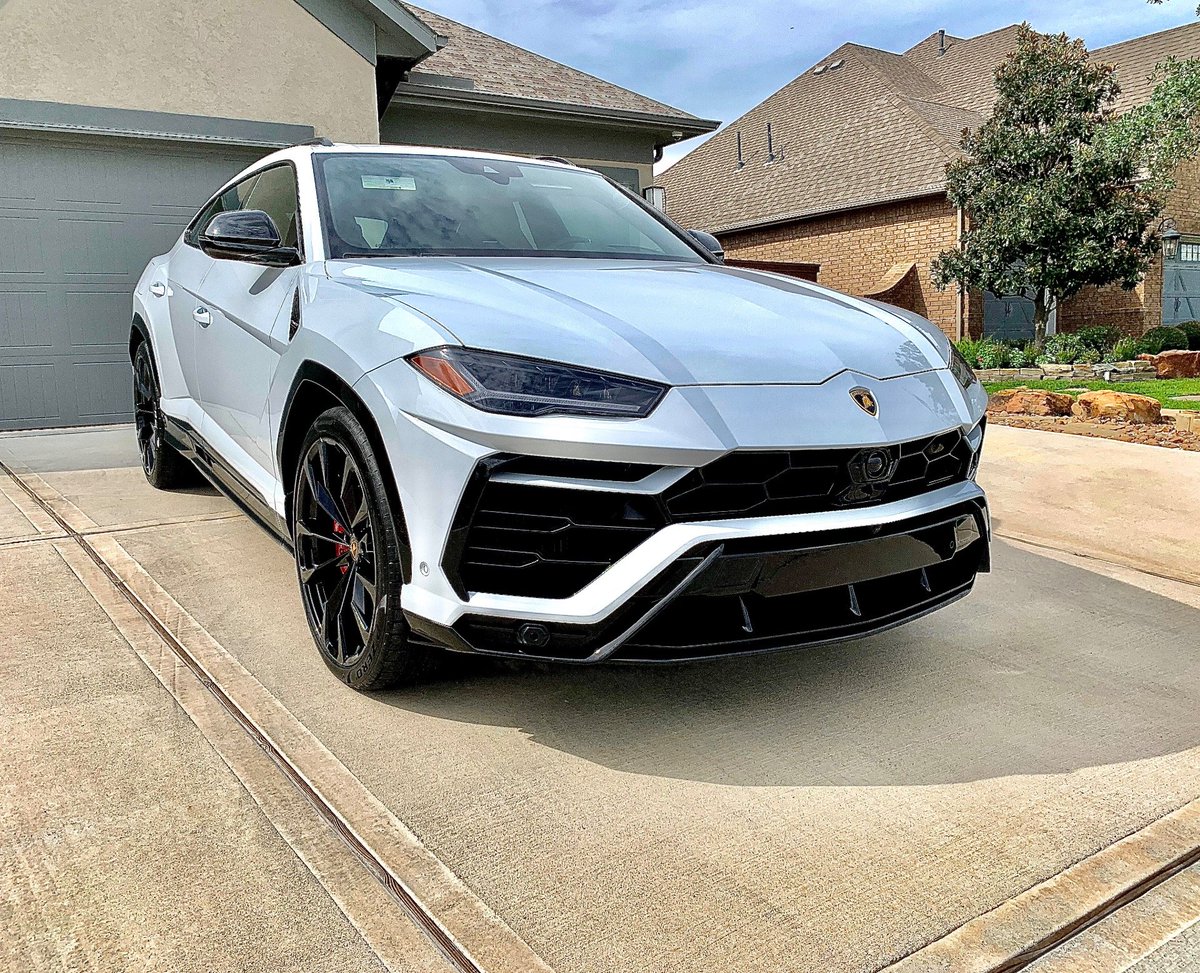 charlesraymondn's tweet photo. Only you don bookmark like 100 cars within the space of 1 week.

No worry... na this year you go buy your own ride. https://t.co/M1aW7h5wwx