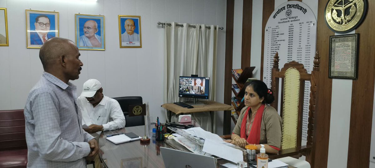 dmfatehpur's tweet photo. आज कलेक्ट्रेट कार्यालय में आए हुए जनसामान्य के प्रार्थनापत्रों को सुना एवं प्राप्त प्रार्थनापत्रों के त्वरित व गुणवत्तापूर्ण निस्तारण के लिए तत्काल वीसी के माध्यम से जुड़े संबंधित अधिकारी को निर्देशित किया।@CMOfficeUP @UPGovt @InfoDeptUP @CommissionerPrg https://t.co/MnSH7vLT3w