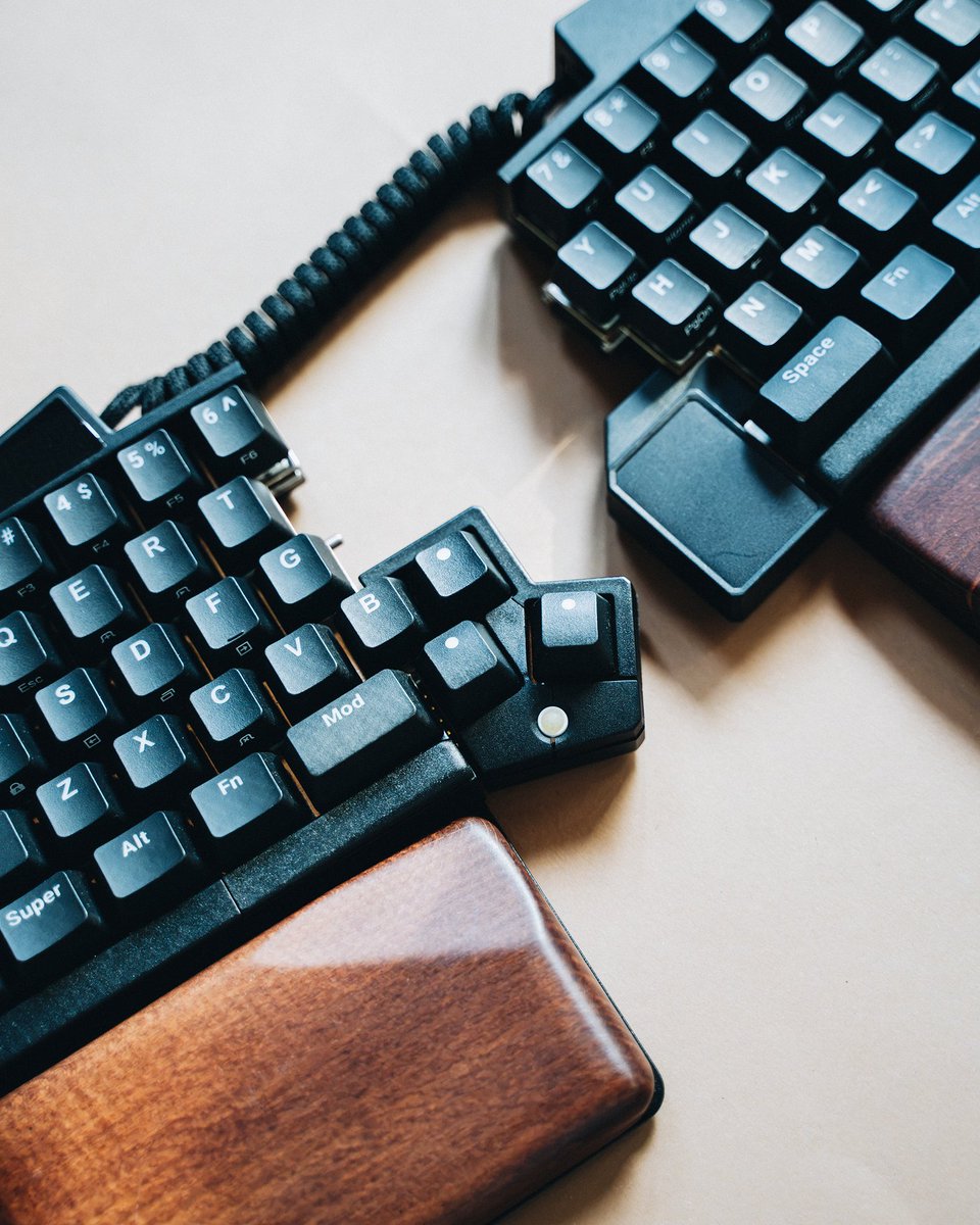 UltHackKeyboard's tweet photo. Going back to a standard keyboard after dialing in your UHK layers—and that Key Cluster module—feels like trying to code in boxing gloves. ⌨️🥊

What custom shortcut or thumb-bind is carrying your workflow right now? Drop it below! 👇

#UHK #KeyCluster #CustomKeymaps https://t.co/hsnD70oqIf