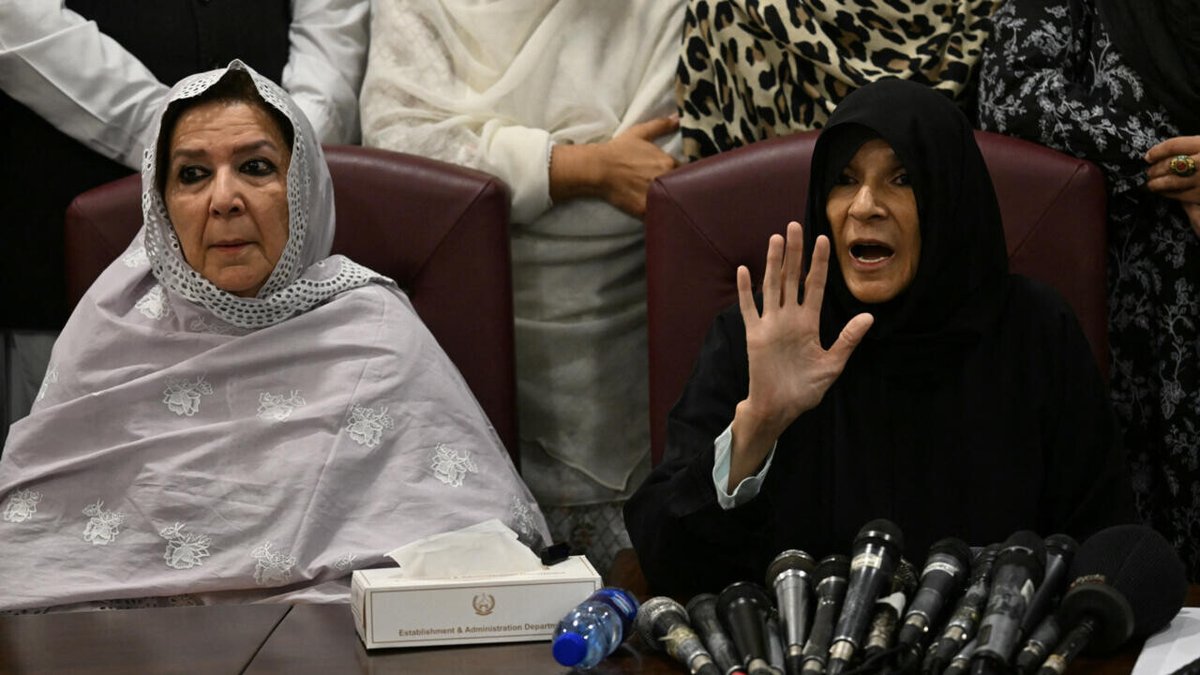 France24_en's tweet photo. Sisters of Pakistan’s jailed former prime minister Imran Khan arrested
➡️ https://t.co/2j8mmQovj9 https://t.co/N6lU1QzhsW