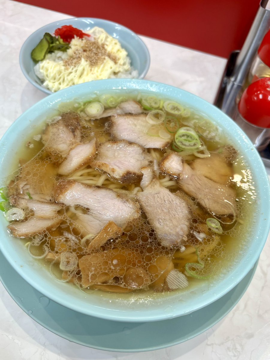 jinjin878's tweet photo. 初訪麺。
なぎちゃんラーメン西荻窪本店🍜
中華そば、ライス無料

これは〆や朝めし代わりにもってこい。まず安い中華そば790円でライス無料＆お代り自由。豚の煮汁でとった出汁は驚く程爽やかな味。デフォでこの量のチャーも凄いね。
大変美味しかったです。
御馳走様でした🙏
#なぎちゃんラーメン https://t.co/4fSYojzKoz
