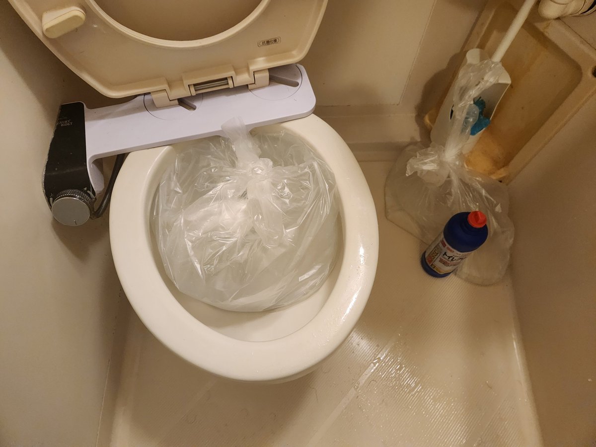 kumacchi_off's tweet photo. 冠水も今の段階でマンションの入り口付近までは来てるので止水板で何とか持ちこたえて欲しい

トイレとか排水口に水のうを入れといた
千葉は試されている… https://t.co/uCyq2u33hD