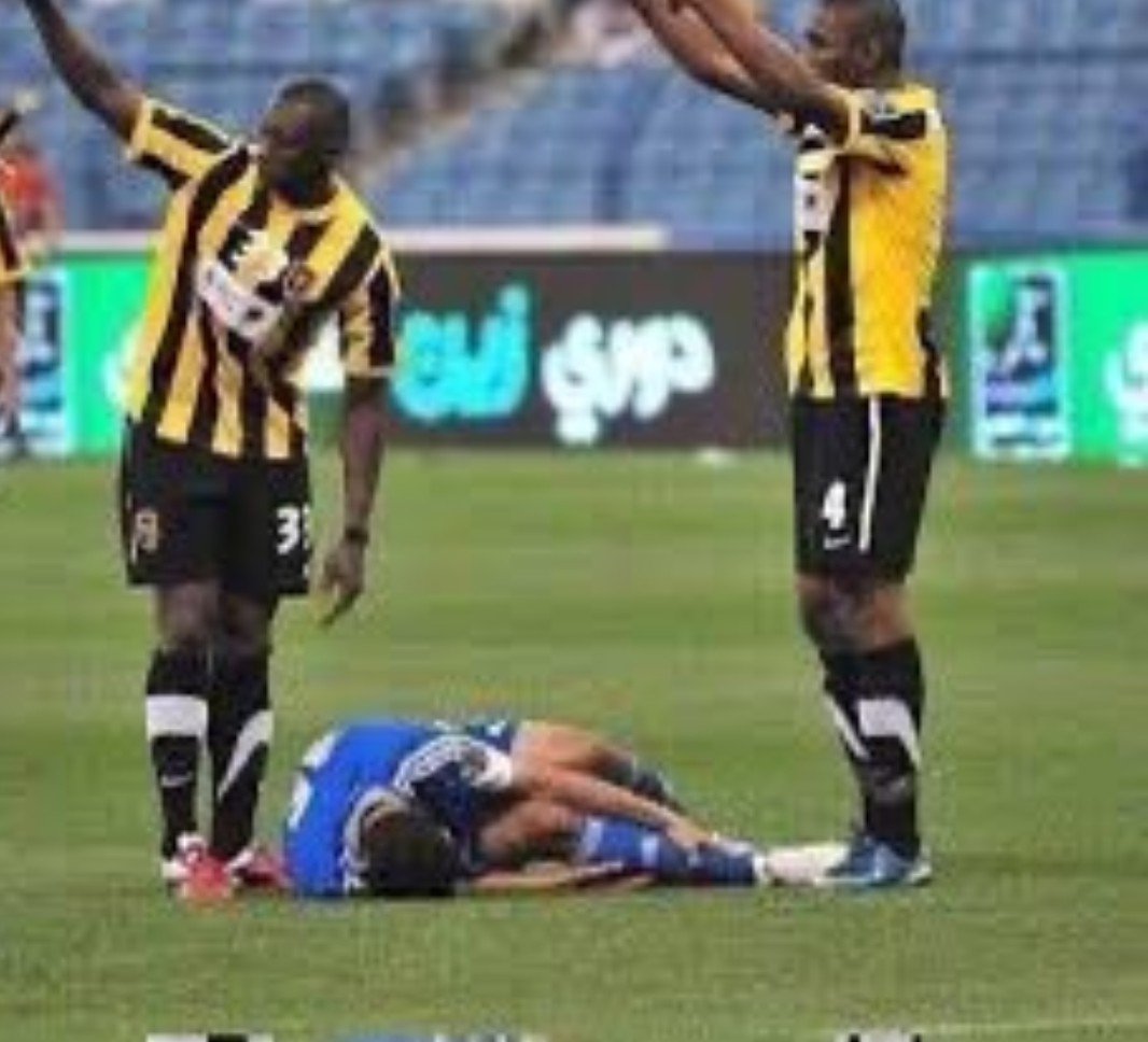 abumna75's tweet photo. رغم التنافس مع الهلال انظر إلى اخلاق لاعبي الاتحاد يطلبون من مدرب الهلال تغير اللاعب لانه مصاب بكيفك طاقيه تصدق او لا https://t.co/HOoZ4vWIVD