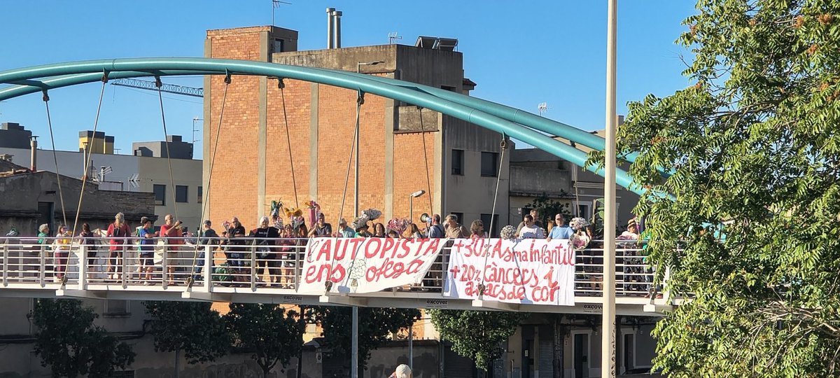 IndependentBDN's tweet photo. Transformem l’Autopista es torna a mobilitzar per reclamar solucions a la C-31 a l’altura de #Badalona  https://t.co/JbDyCGRdcm https://t.co/jsBjZUNqr0