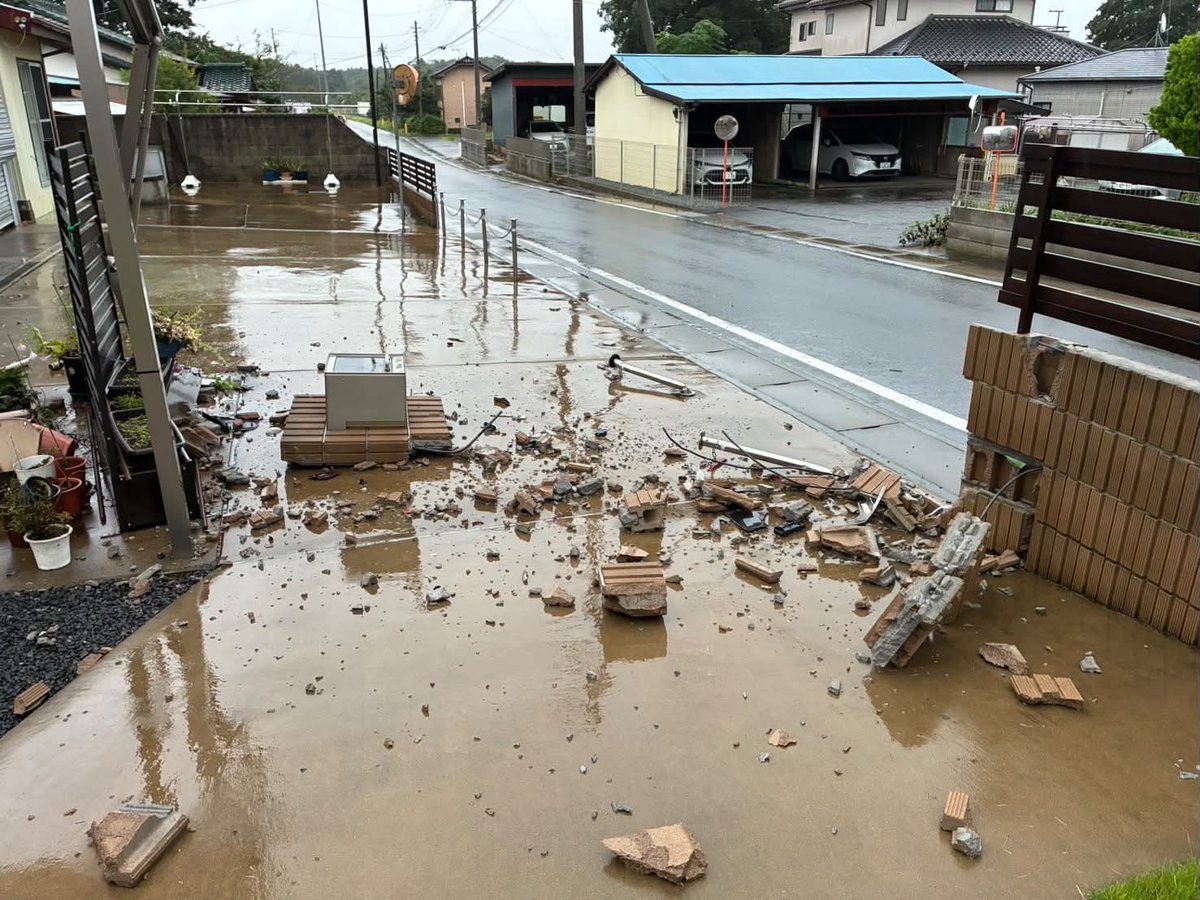 0915_taka_'s tweet photo. 9月21日　0時25分頃
茨城県坂東市の親戚宅に赤の50系プリウスの前期が突っ込んでそのまま逃走されました。
激しく損傷した赤のプリウスを見かけた方は情報をいただけますと幸いです。

スレッズ情報提供先⇒nomusonn https://t.co/cna49eDlGI