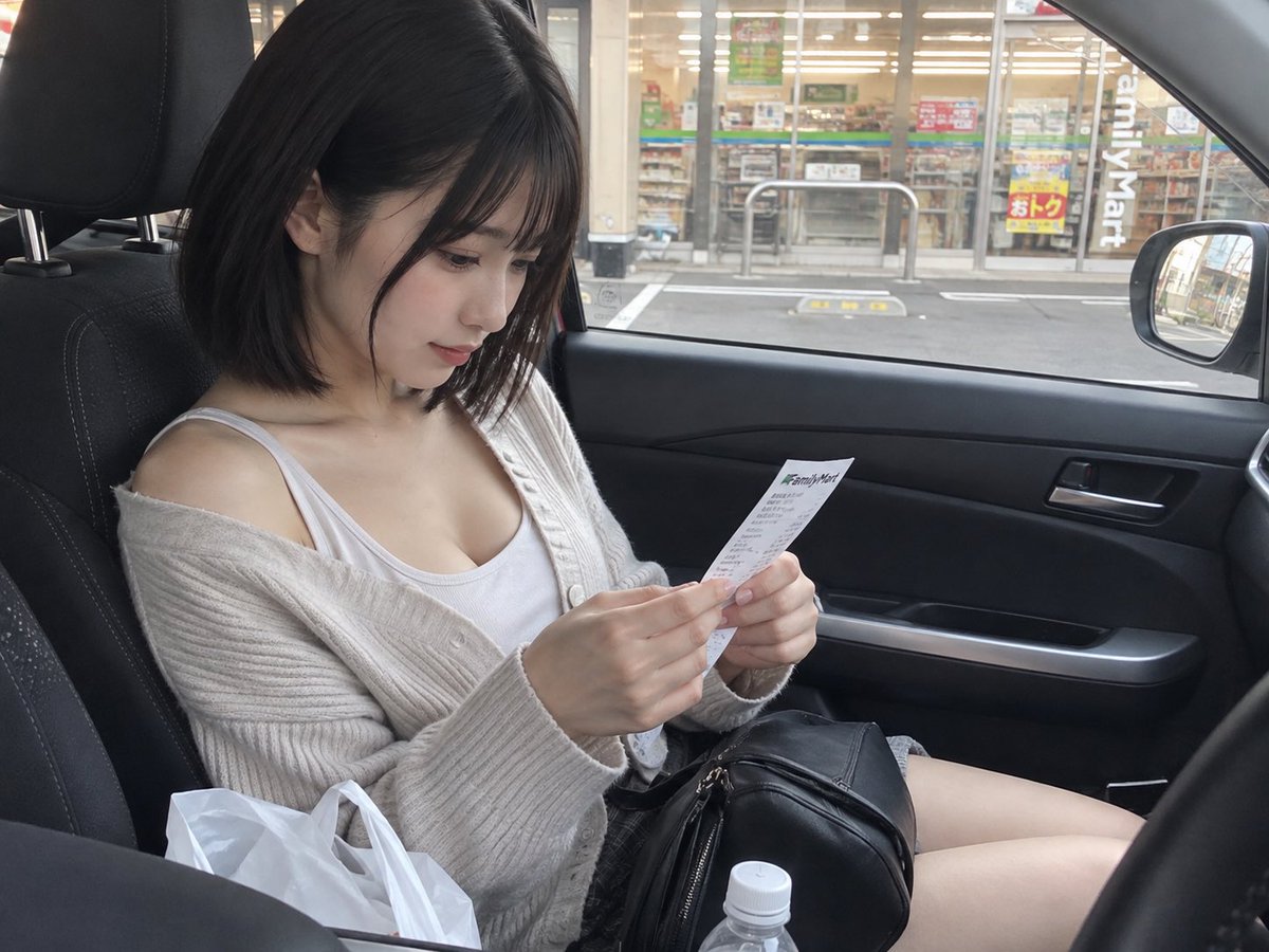 mirror_bob_'s tweet photo. すごいなー！こんなにプロンプトで正確に指示出さなきゃなんだ！
おいらの適当なプロンプトだとこうなっちゃう。いかにもAIっぽいw

・コンビニ前に停車している車の助手席
・シートベルトが外れた状態でレシートを見ている
・カーディガンの襟が片方だけずれている
・iPhoneのノーマルカメラで運転席から撮影

レシート裏返しww