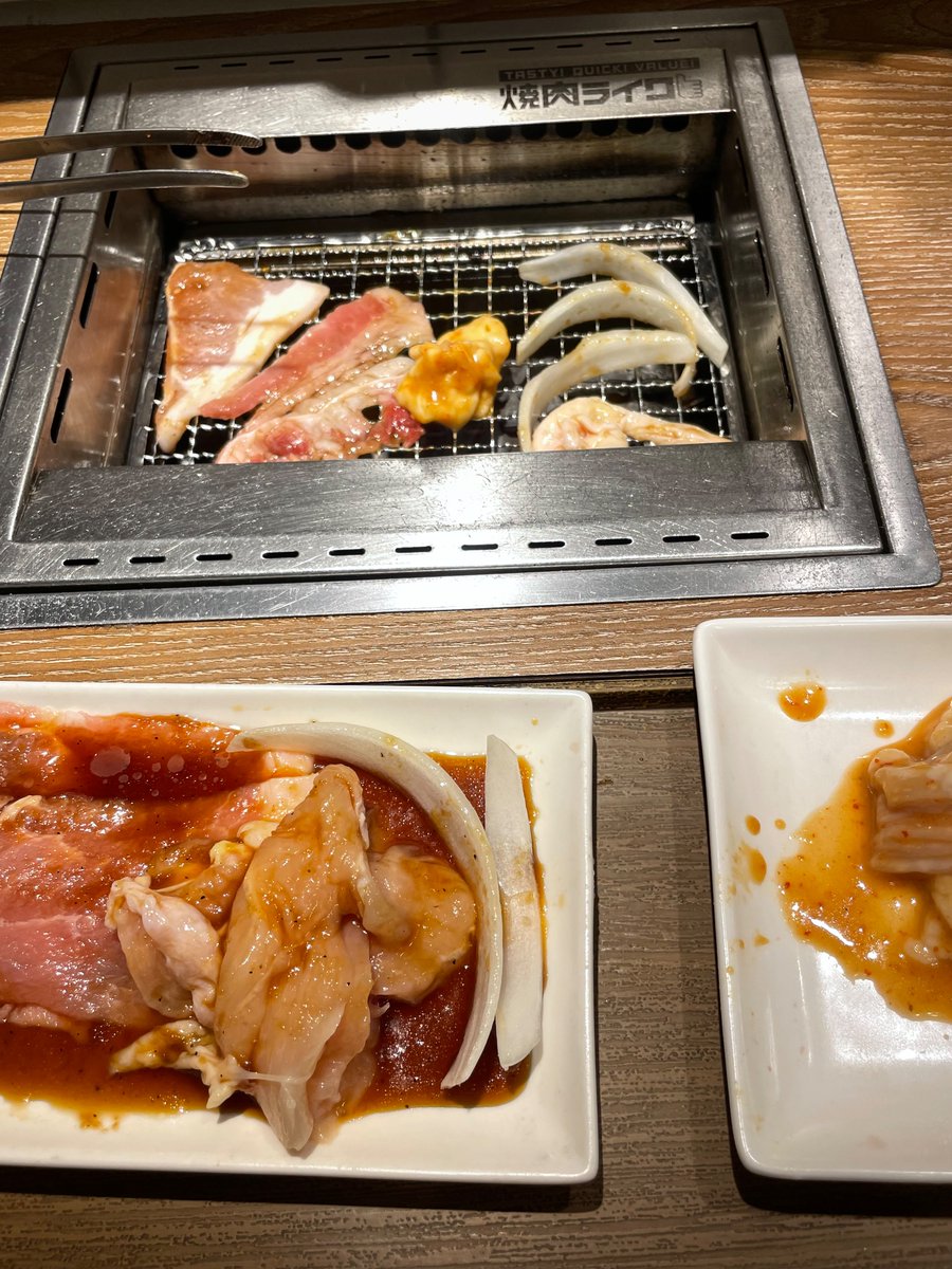 rev_3caiah's tweet photo. 激エロ売り子レイヤーさんとふたけアフター焼肉激エロ売り子レイヤーさん抜きなうなう！ https://t.co/qLA0k1ZCJu