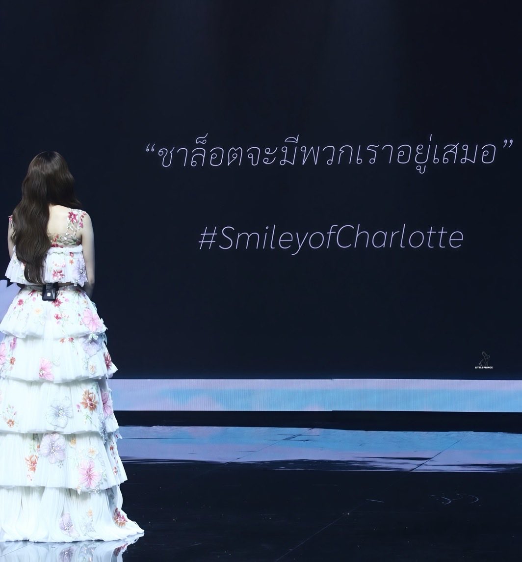 jitTang5's tweet photo. เมื่อวานรู้สึกพอดีมาก มีความสุขแบบพอดี ไม่มากไปไม่น้อยไป เต็มอิ่มกำลังดี

เวลาและกิจกรรมในแต่ละช่วงเริ่มต้นด้วยตื่นเต้น ลุ้นกับโชว์ว่าจะมีอะไร แนวไหน ลุคไหนและตามมาด้วยความตะลึง สนุก บางช่วงก็เรียกเสียงหัวเราะ ตลกและทิ้งกลิ่นไอความอบอุ่นไว้ในทุกช่วงเสมอ 
ช่างเป็นสาวน้อยมหัศจรรย์สำหรับฉันจริงๆ ไม่มีพาร์ตไหนแพ้ให้พาร์ตไหนได้เลย
ช่วงโชว์ของเพลง “กาลครั้งหนึ่ง” ก็ว้าวมาก เพราะเป็นอะไรใหม่ๆที่แทบไม่ได้เห็น อ่อนช้อย น่าหลงใหลกับทุกย่างก้าวพร้อมเสียงที่ไพเราะฟังสบาย เพลินกับท่วงทำนอง
ช่วงไฮโน้ตของเพลงฤดูร้อนก็ตราตรึงสุดๆ ว้าวซ่ามาก เรียกเสียงกรี๊ดจากุทุกคนลั่นฮอลล์
พาร์ตชุดแดงก็หว่านเสน่ห์ไว้เต็มพื้นที่ ละสายตาทุกการขยับไม่ได้เลย
ช่วงเล่นเกมส์ก็เรียกเสียงฮาจากทุกคนได้มาก และเรียกเสียงงอแงจากการโดนจีบได้ไหมกัน 555

ช่วงของvtrก็เรียกน้ำตามาคลอจะร่วงอยู่เต็มที่ ฮึบๆแล้วฮึบๆอีก 
ยิ่งได้ฟังสิ่งที่คุณศิลปินพูดถึงแฟนคลับแล้วรู้สึกทัชใจมาก รู้สึกอ่อนไหวมากกับประโยคที่ขอบคุณแฟนคลับที่เป็นรั้วคอยโอบกอดและปกป้องตัวเองเอาไว้ และสัญญาว่าจะเป็นรั้วคอยปกป้องและคอยโอบกอดแฟนคลับเหมือนกัน
พอได้ฟังก็รู้สึกมีพื้นที่ปลอดภัยในการเป็นติ่งขึ้นมาทันที
ขอบคุณที่มองเห็นและทำให้เห็นการมีอยู่ของเราเสมอ ขอบคุณที่เข้าใจกันและกัน

รู้สึกคุ้มค่าที่สุดที่ยกเวลาที่มี เอาตัวเองมาอยู่กับศิลปินที่รัก ที่สำคัญได้ใช้เวลามีความสุข สนุกสนานร่วมกับเพื่อนๆพี่น้องชาวสไมล์ลี่ น้องแดงและคุณป้าสวาย เป็นบรรยากาศสังคมที่ดีมากๆ
สำหรับเราอะไรแบบนี้มันคือ ความสมบูรณ์แบบ 🤍

HERE WITH YOU CL
#Charlotte1stFanMeetInBKK
#ชาล็อตออสติน #CharlotteAustin