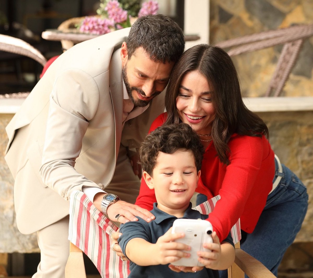askomila's tweet photo. gerçek aile gibi hissettiriyorlar https://t.co/zFduUjr4Ed