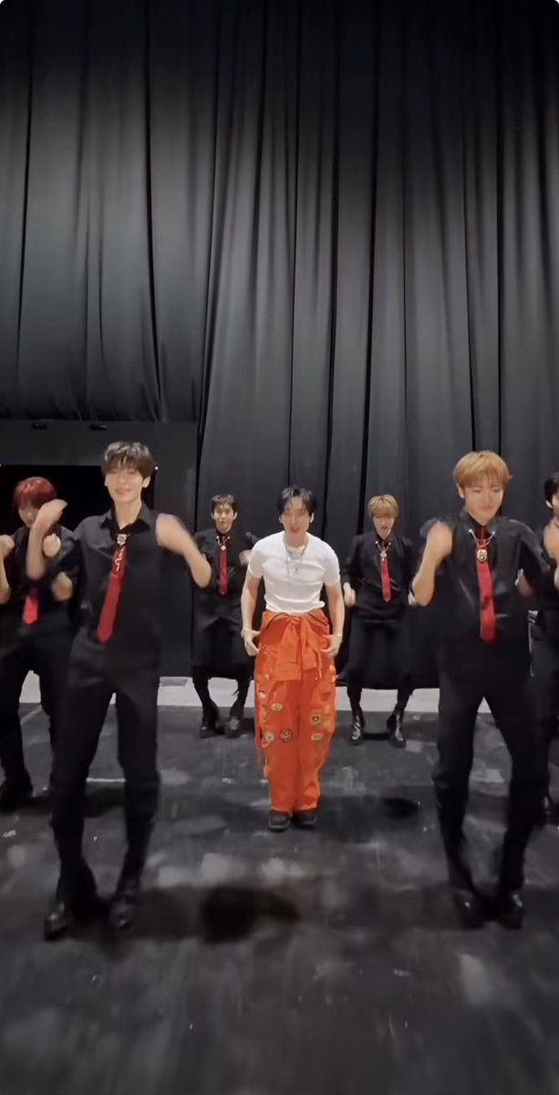 jehiu95670's tweet photo. padahal cuma 6 orang tapi bisa engga yah ambil foto atau videonya yg benar, sebenarnya engga mau bersuara tapi beberapa kali selalu perhatiin kenapa sih jaehee selalu kepotong gini, kalau bilang karena dia di pojok engga mungkin kan @nctwishofficial @SMTOWNGLOBAL https://t.co/w4QwH6j1K7