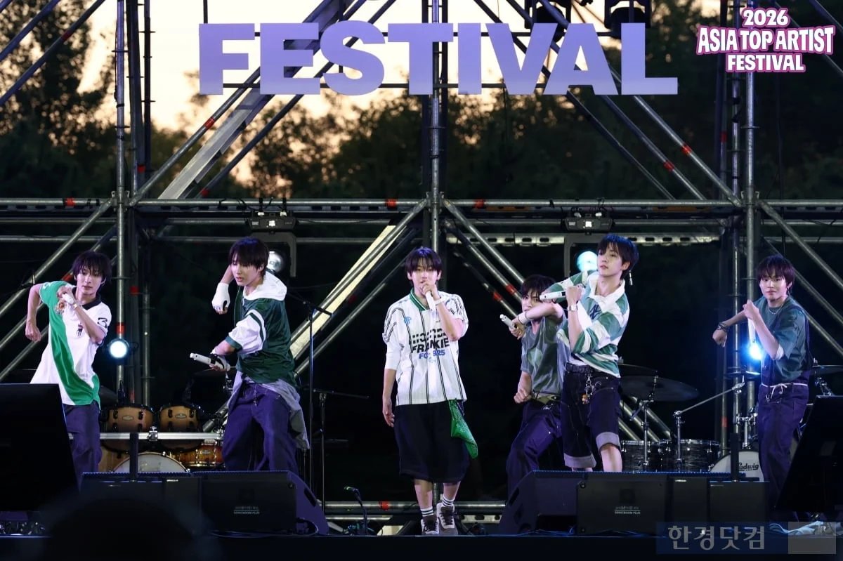 Spain_KickFlip's tweet photo. Parte 2 de fotos de @kickflip_jype en el ATA Festival que se pueden encontrar en este articulo 

🔗https://t.co/mzrnfy7rFA

#ATA페스티벌 #ATAFESTIVAL #ATA #킥플립 #KickFlip https://t.co/aETL4YaQRC