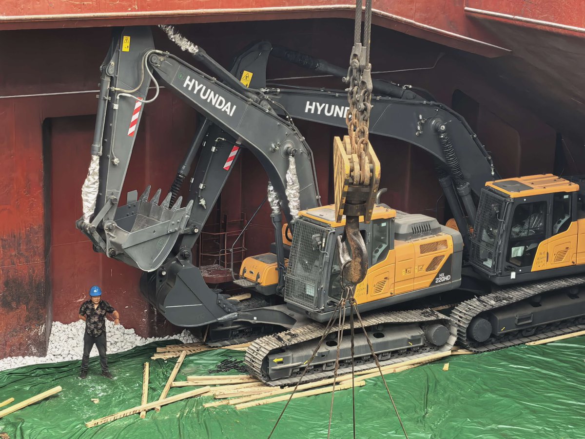 LeenaLi9998's tweet photo. Brand New Hyundai Excavator shipped underdeck to avoid risks https://t.co/GTGhjU4xt5