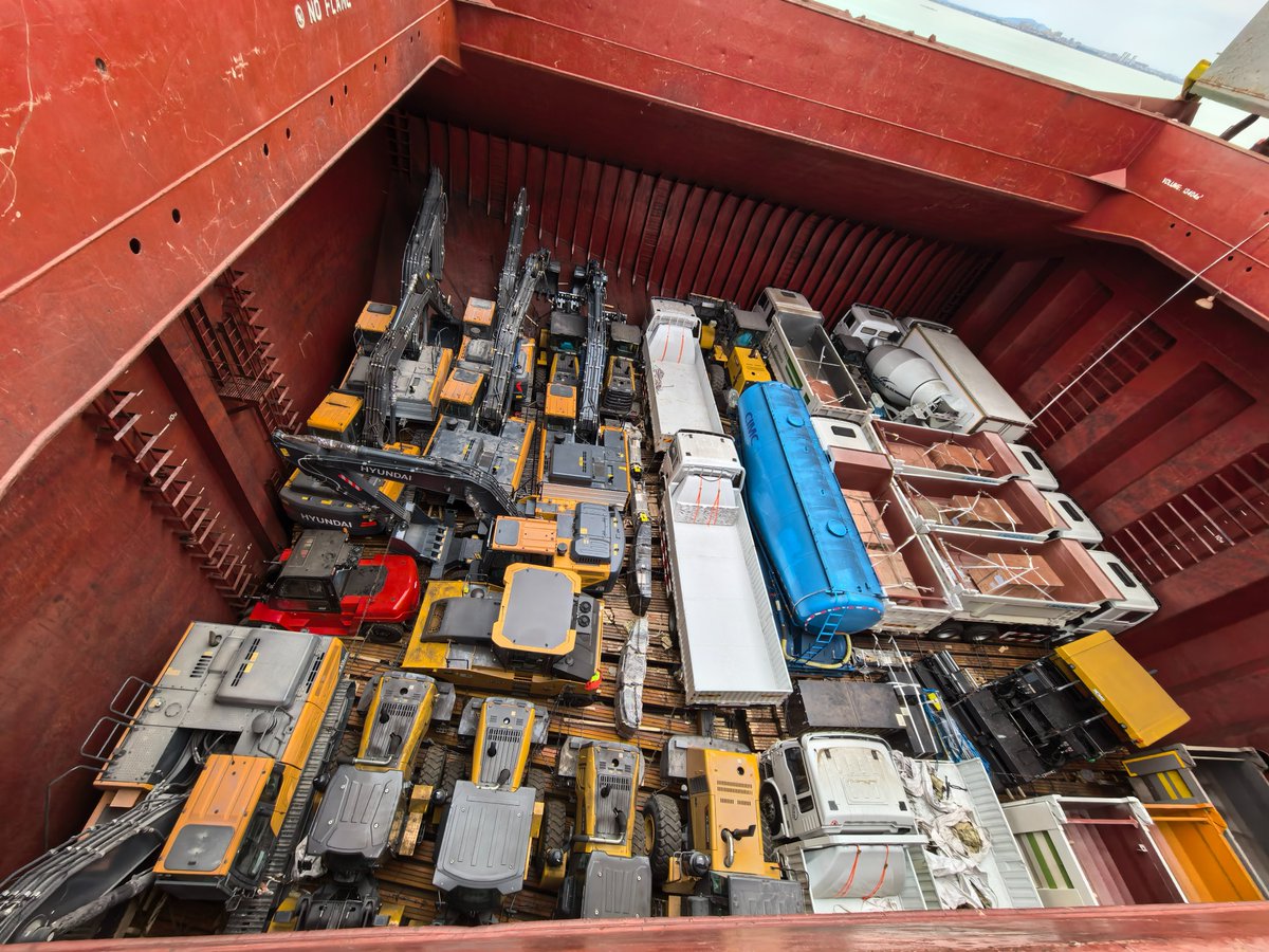 LeenaLi9998's tweet photo. Brand New Hyundai Excavator shipped underdeck to avoid risks https://t.co/GTGhjU4xt5