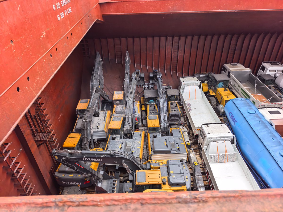 LeenaLi9998's tweet photo. Brand New Hyundai Excavator shipped underdeck to avoid risks https://t.co/GTGhjU4xt5
