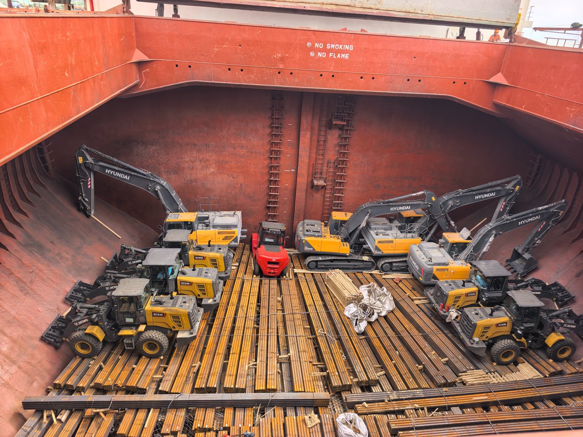 LeenaLi9998's tweet photo. Brand New Hyundai Excavator shipped underdeck to avoid risks https://t.co/GTGhjU4xt5