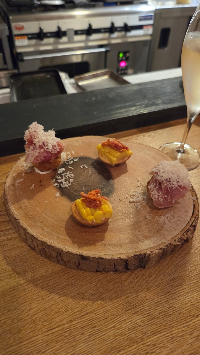 saesae_clover's tweet photo. SEMISさんでお友達とご飯でした。
最初のアミューズとノンアルコールスパークリングから、美味しい～、ってなってました。
忘れてしまっていたことも思い出せて良かった！
みんなも美味しいの食べてください(ﾟーﾟ*) https://t.co/Rqv9vh3sEk
