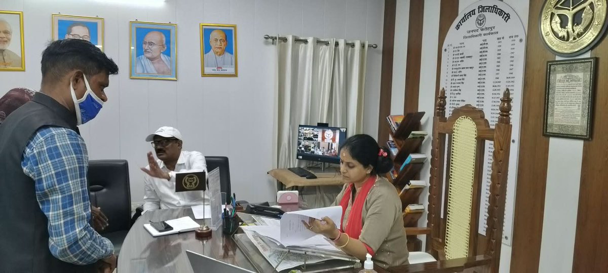 dmfatehpur's tweet photo. आज कलेक्ट्रेट कार्यालय में आए हुए जनसामान्य के प्रार्थनापत्रों को सुना एवं प्राप्त प्रार्थनापत्रों के त्वरित व गुणवत्तापूर्ण निस्तारण के लिए तत्काल वीसी के माध्यम से जुड़े संबंधित अधिकारी को निर्देशित किया।@CMOfficeUP @UPGovt @InfoDeptUP @CommissionerPrg https://t.co/MnSH7vLT3w
