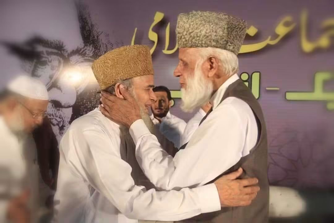 Bashirchaudhry's tweet photo. محبتوں کے سفیر، اصحاب پیمبر کے احوال زندگی پر گہری تحقیق کرکے "روشنی کے مینار" کے مصنف، افسانہ نگار، استاد، بزرگ اور پنجاب یونیورسٹی طلباء یونین کے سابق منتخب صدر، ہمارے ضلع گجرات کا فخر اور ہم سب کے لیے سایہ فگن محترم حافظ محمد ادریس بھی اللہ کے حضور پیش ہوگئے ہیں۔۔۔ دل کو دھڑکا پہلے ہئ لگا تھا کہ موتی گرتے جاتے ہیں اور اک موتی اور گرا۔۔۔۔۔ انا للّٰہ وانا الیہ راجعون