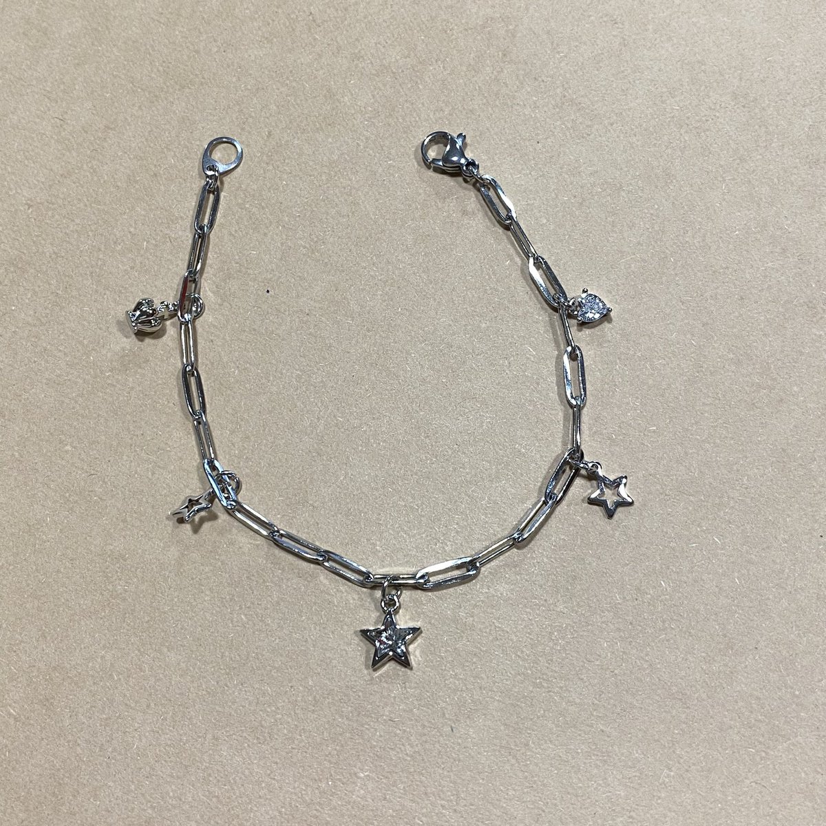 boc_o_o's tweet photo. シルバーウィーク、ヒマなので、先日の納得いかなかったブレスレットをちゃんと仕上げました✨
二重だとなんか絡まっちゃうのでシンプルにして、適当に買ったパーツも使った！
目が見えないけど、この作業はキライじゃない😎もっと作りたい！ https://t.co/tZwr1ySWeX