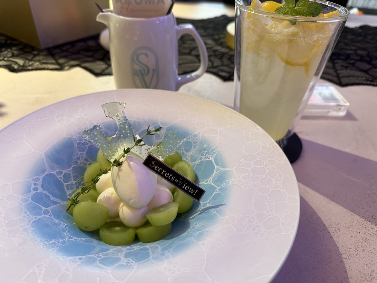 harukareboot's tweet photo. せっかく戻ってきたので昨日通りかかって気になってたカフェへ😋
シャインマスカットとレアチーズのやーつ😍
美味しい～🫶 https://t.co/y06BvtKGwb