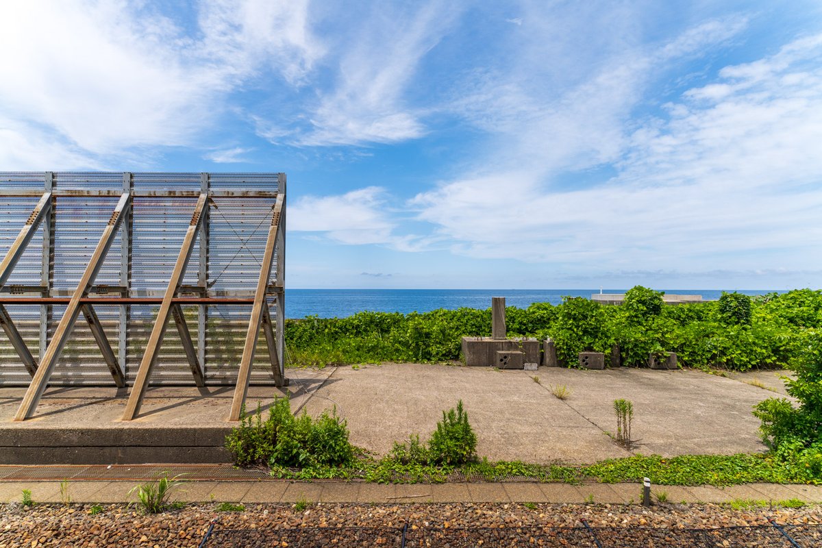 seasidestation's tweet photo. 新潟県最西端の市振駅。
ホーム脇のフェンスは、日本海の高波から駅を守るためのもの。14年ぶりの再訪でしたが、築100年超の駅舎は国の登録有形文化財になっており、地元の応援団による展示にも遭遇。勢いを感じてほっこり。

市振駅
新潟県糸魚川市 / えちごトキめき鉄道日本海ひすいライン
2026.6 https://t.co/W1pq2KF36k