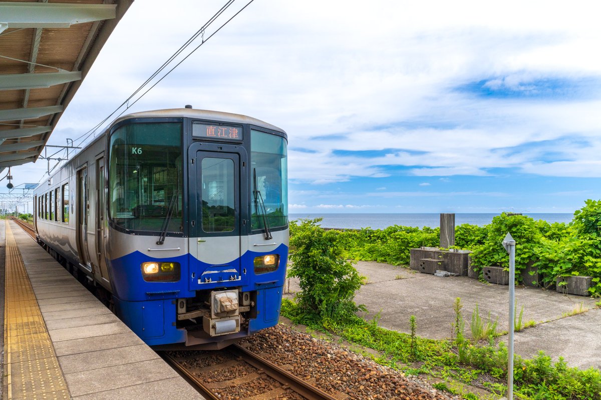 seasidestation's tweet photo. 新潟県最西端の市振駅。
ホーム脇のフェンスは、日本海の高波から駅を守るためのもの。14年ぶりの再訪でしたが、築100年超の駅舎は国の登録有形文化財になっており、地元の応援団による展示にも遭遇。勢いを感じてほっこり。

市振駅
新潟県糸魚川市 / えちごトキめき鉄道日本海ひすいライン
2026.6 https://t.co/W1pq2KF36k