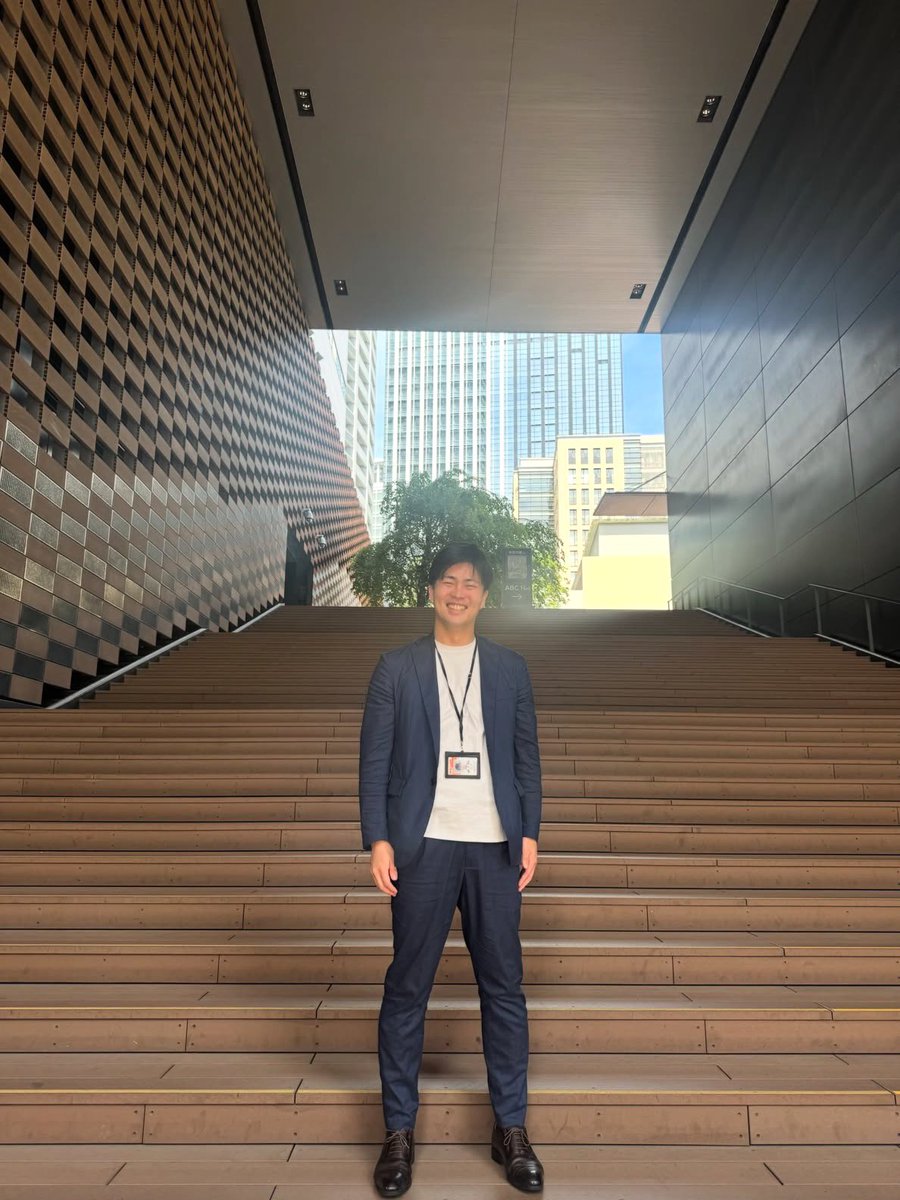 box5pxr's tweet photo. テレビ局からGoogleに転職して2年が経ちました。業界もカルチャーも全く違う2社を経験して感じた、リアルな変化をまとめてみます。

​＜残業時間＞
​局時代：月45〜120時間（＋朝までの飲み会）
​現在：月0〜45時間
​＜給料＞
​約1.3〜1.5倍に。テレビ局の給与水準がもともと高かったこともあり、そこまで伸びなかった。
＜休日＞
​局時代：突発的な対応も多く、連休を取るのが難しかった。常に通知を確認する日々。
​現在：仕事の進捗と成果を出していれば、かなり柔軟に調整可能。
​＜プレッシャーの違い＞
​局時代：現場の空気感やあらゆる方向からのフィードバックによる過酷さ。
​現在：数字や成果に対するシビアさ（辛さのジャンルが全く別物）
​＜人脈・人間関係＞
​局時代：年功序列の環境で、同世代と働く機会が少なかった。
​現在：同世代の優秀な人が多く、将来も一緒に何かできそうな仲間が増えた

どちらが良い・悪いではなく、自分にとってはどちらも人生のその時期に経験できて本当によかったと感じています。転職を考えている方の参考になれば幸いです。写真はテレビ局最終日の写真ですw
