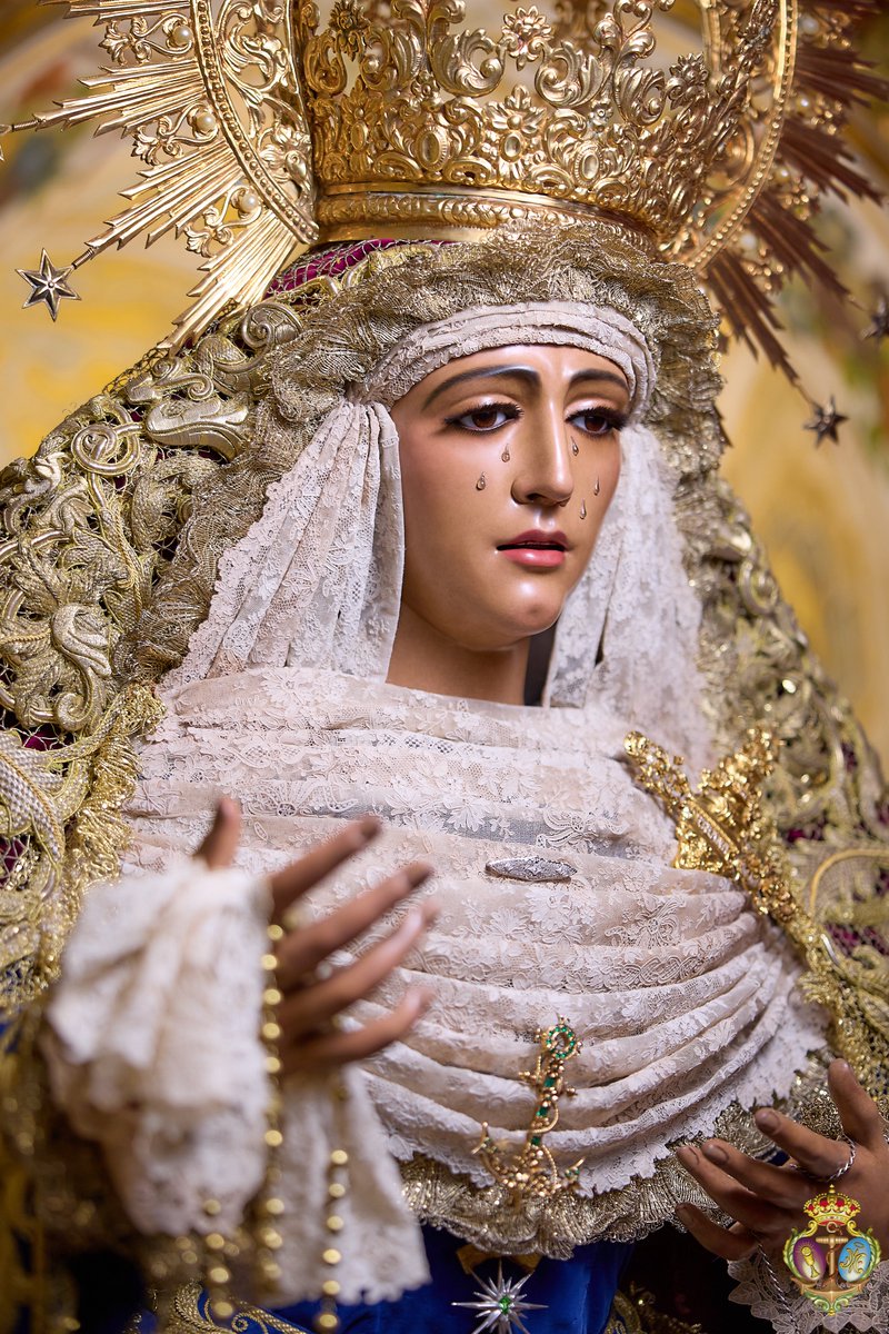 EspDeTriana's tweet photo. Nuestra Señora de la Esperanza amanece vestida para el tiempo ordinario.

Nuestra titular luce el manto bordado en oro fino sobre terciopelo morado, pasado por el taller de Charo Bernardino en 2022, creado a partir de piezas de los hijos de Miguel Olmo en 1917 y del taller de Santa Isabel en 1951. 

La Santísima Virgen porta para la ocasión la saya de terciopelo azul real, realizada en el año 2000 por el taller de Fernández y Enríquez, que reutilizó algunas piezas de las antiguas caídas del palio del taller de Santa Isabel de 1951.

Como toca de sobremanto, luce la realizada también por el taller de Fernández y Enríquez en 1998, con diseño de Javier Sánchez de los Reyes 

Envolviendo el rostro de  la Esperanza vemos un tocado de encaje de alençon. Luce un pañuelo de encaje de punto de aguja.

📸 @fransantiph 

#EsperanzaDeTriana