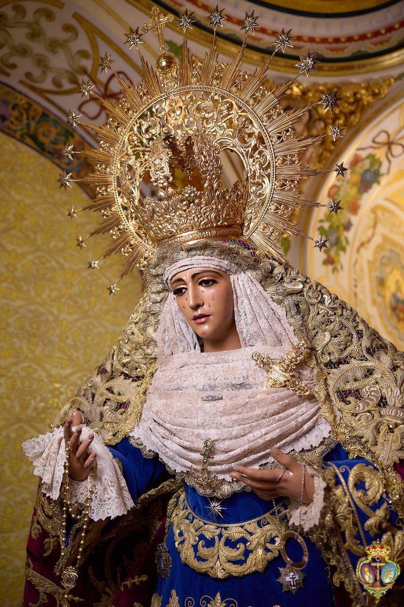 EspDeTriana's tweet photo. Nuestra Señora de la Esperanza amanece vestida para el tiempo ordinario.

Nuestra titular luce el manto bordado en oro fino sobre terciopelo morado, pasado por el taller de Charo Bernardino en 2022, creado a partir de piezas de los hijos de Miguel Olmo en 1917 y del taller de Santa Isabel en 1951. 

La Santísima Virgen porta para la ocasión la saya de terciopelo azul real, realizada en el año 2000 por el taller de Fernández y Enríquez, que reutilizó algunas piezas de las antiguas caídas del palio del taller de Santa Isabel de 1951.

Como toca de sobremanto, luce la realizada también por el taller de Fernández y Enríquez en 1998, con diseño de Javier Sánchez de los Reyes 

Envolviendo el rostro de  la Esperanza vemos un tocado de encaje de alençon. Luce un pañuelo de encaje de punto de aguja.

📸 @fransantiph 

#EsperanzaDeTriana