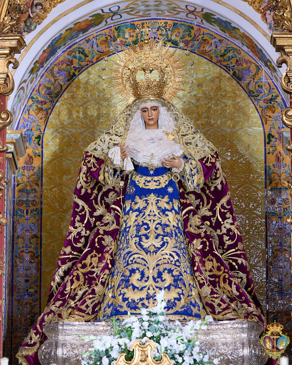 EspDeTriana's tweet photo. Nuestra Señora de la Esperanza amanece vestida para el tiempo ordinario.

Nuestra titular luce el manto bordado en oro fino sobre terciopelo morado, pasado por el taller de Charo Bernardino en 2022, creado a partir de piezas de los hijos de Miguel Olmo en 1917 y del taller de Santa Isabel en 1951. 

La Santísima Virgen porta para la ocasión la saya de terciopelo azul real, realizada en el año 2000 por el taller de Fernández y Enríquez, que reutilizó algunas piezas de las antiguas caídas del palio del taller de Santa Isabel de 1951.

Como toca de sobremanto, luce la realizada también por el taller de Fernández y Enríquez en 1998, con diseño de Javier Sánchez de los Reyes 

Envolviendo el rostro de  la Esperanza vemos un tocado de encaje de alençon. Luce un pañuelo de encaje de punto de aguja.

📸 @fransantiph 

#EsperanzaDeTriana