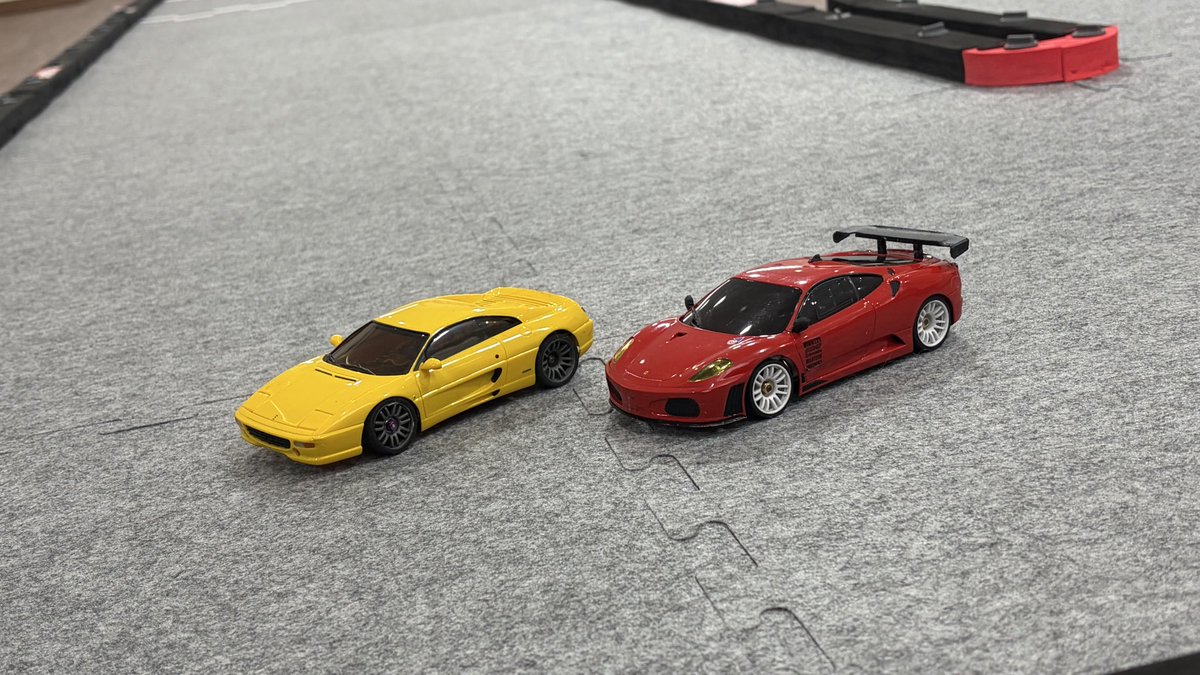 HVLZFZBBdfwNDJI's tweet photo. 昼からはオオドメベース
フェラーリ並べて記念の一枚 https://t.co/zH3f8mk135