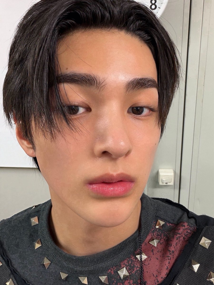 legendofkatusa's tweet photo. 열림교회닫힘 같은소리 해버릴거가틈   뒷머리살짝보이는거  암만봐도 개세진(04)이 쇼타훈(08)에게 대충찍어보내는  일상보고용셀피라

오른쪽셀카의경우  확인하자마자 쇼타훈이   개세진의자취방으로 달료감 🏃‍♂️🏃‍♂️🏃‍♂️🏃‍♂️ https://t.co/SPaxELINzS