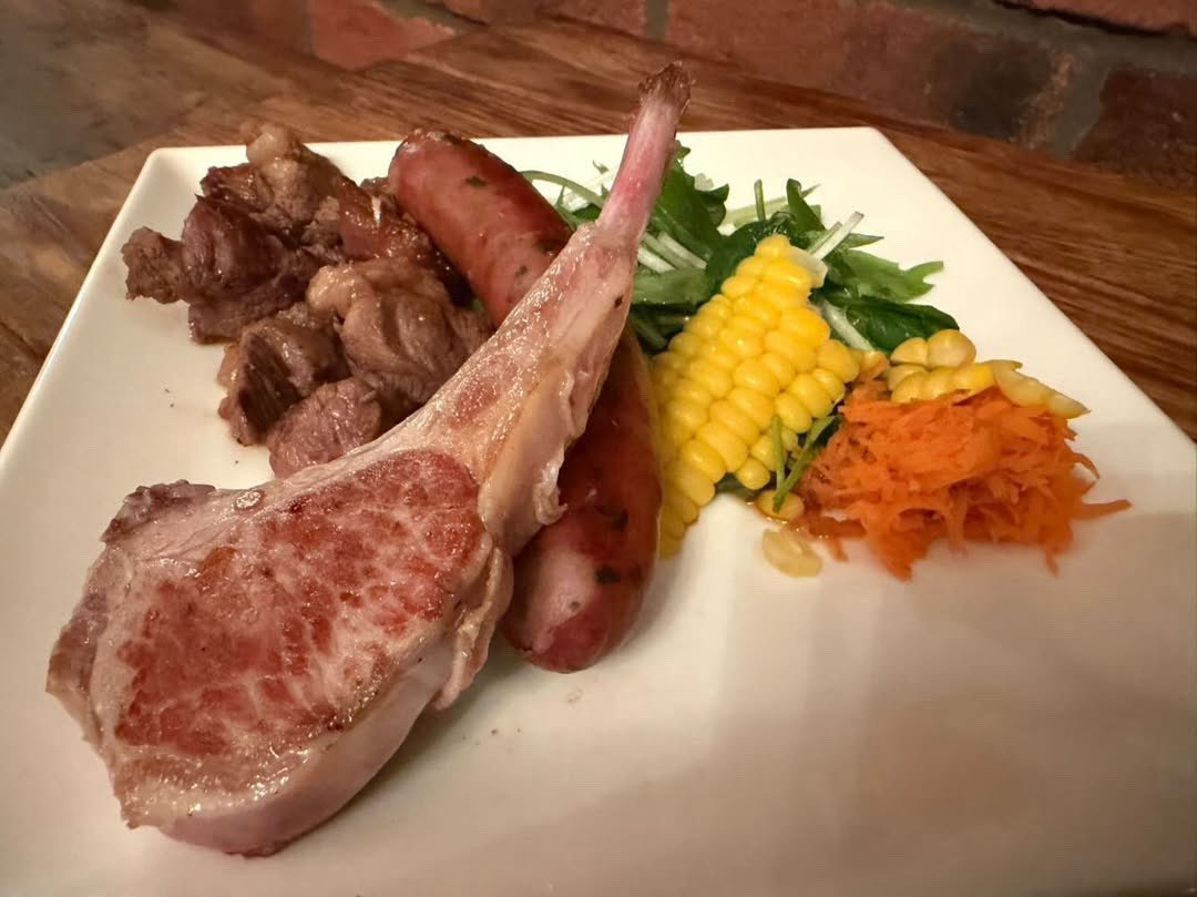 BARHONESTY1's tweet photo. 全然告知してなかったんですが、明日から26日土曜まで、ひつじ肉専門店OZさんの通常営業に13時から22時のフルタイムで立ってます。

大将は今回「（羊の）ステーキを焼く！」と意気込んでます。
田頭は合わせてカクテル作ります。
が、こちらそもそもワインのチョイスもイイんですよね。 https://t.co/QayUMnGoL7