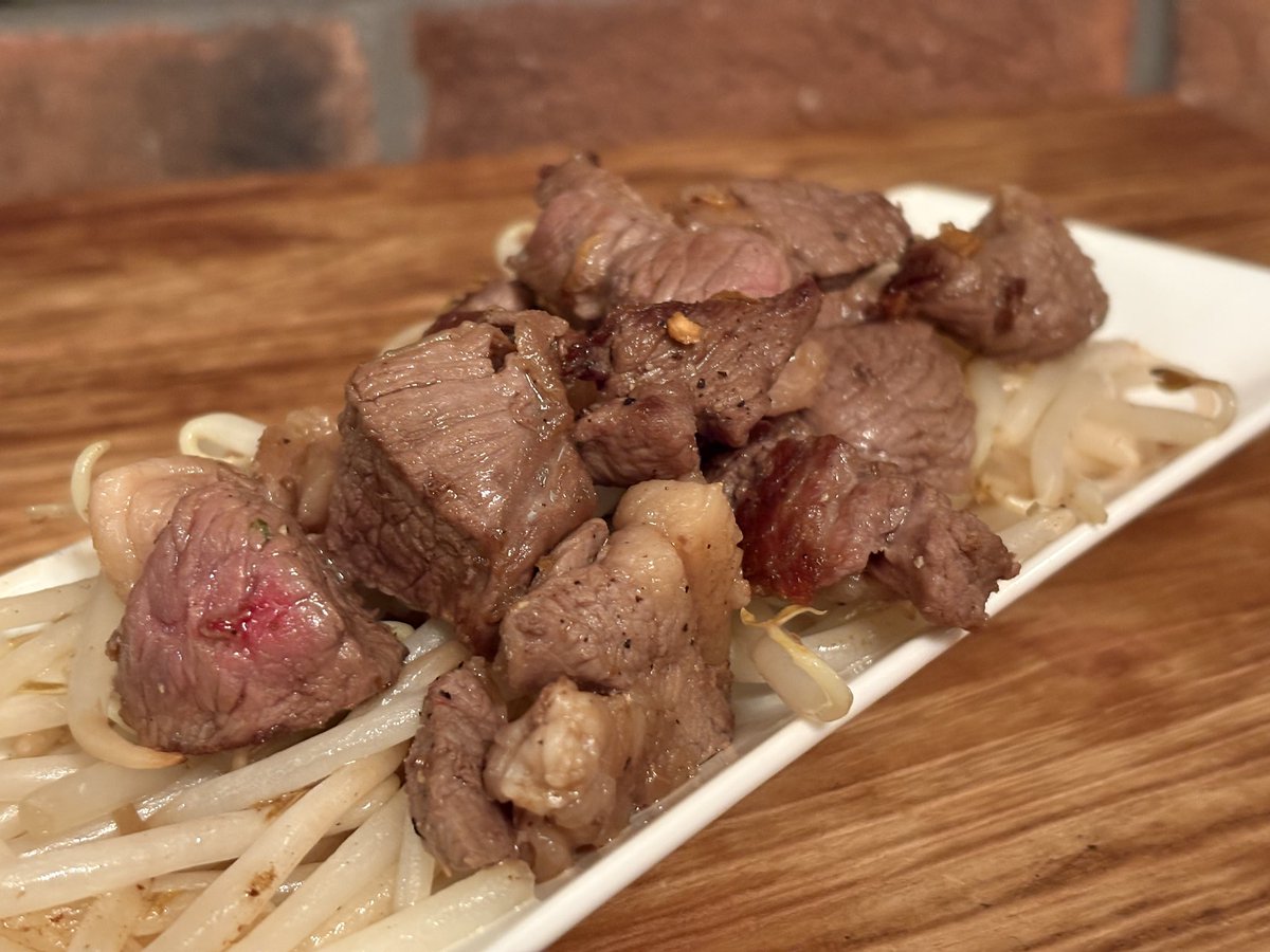 BARHONESTY1's tweet photo. 全然告知してなかったんですが、明日から26日土曜まで、ひつじ肉専門店OZさんの通常営業に13時から22時のフルタイムで立ってます。

大将は今回「（羊の）ステーキを焼く！」と意気込んでます。
田頭は合わせてカクテル作ります。
が、こちらそもそもワインのチョイスもイイんですよね。 https://t.co/QayUMnGoL7