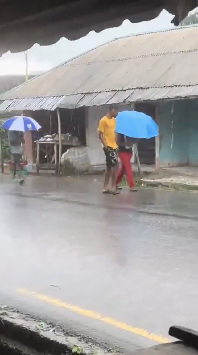 instablog9ja's tweet photo. Man proves his love as he gets drenched in heavy rain while his lady stays dry under the umbrella https://t.co/7uvWnTdlEY