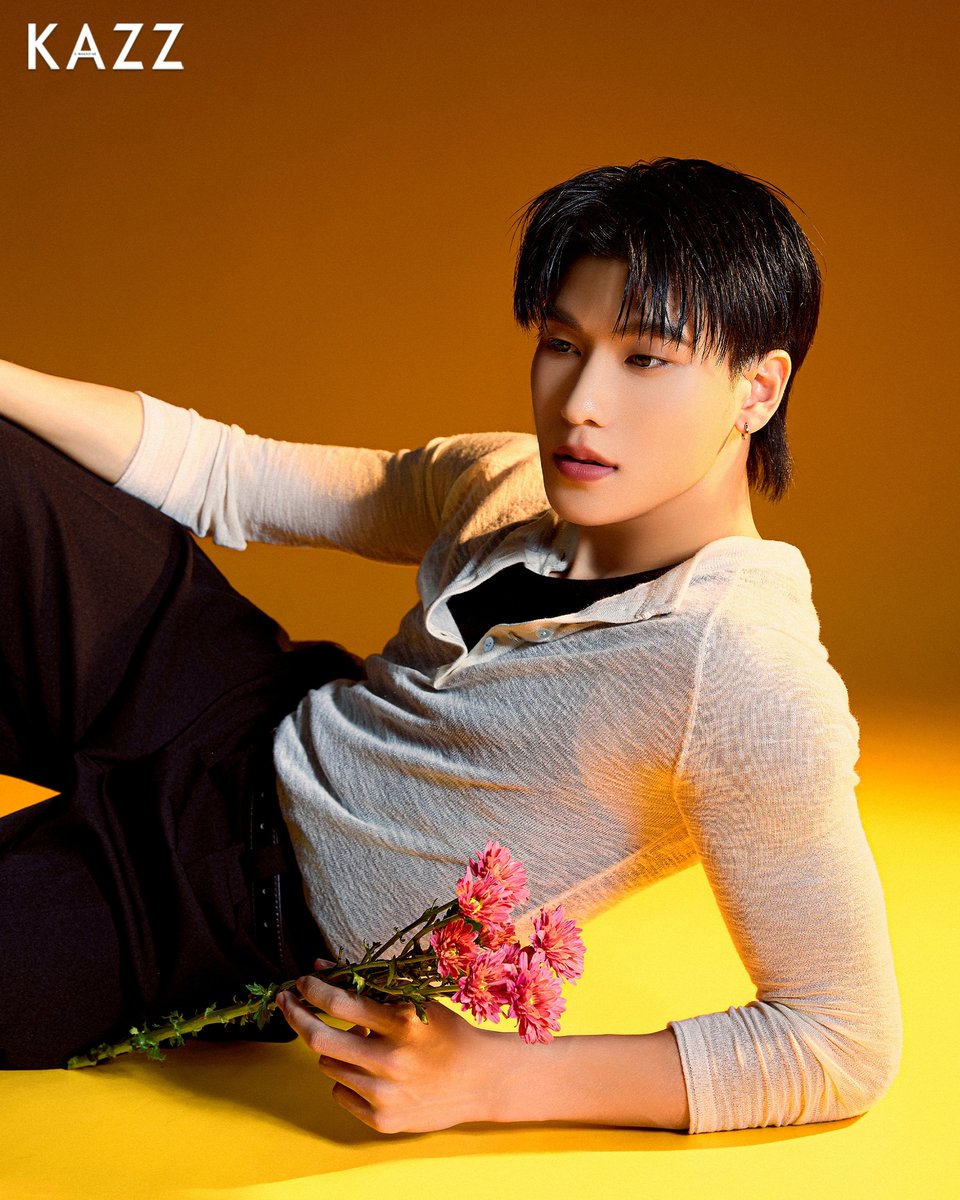 Kazzmagazine's tweet photo. #ฉันไม่รู้จักชื่อดอกไม้แต่จะหามาให้เธอ #OFFROAD

เหมาดอกไม้เพื่อเธอ! เก็บภาพความหล่อของหนุ่มมากความสามารถ 'OFFROAD' ที่มาพร้อมซิงเกิลล่าสุด "ฉันไม่รู้จักชื่อดอกไม้ (แต่จะหามาให้เธอ)" เพลงหวานชวนฝัน สำหรับคนไม่โรแมนติกที่พยายามเป็นคนโรแมนติกเพื่อเธอคนเดียว แม้จะไม่รู้จักชื่อดอกไม้สักดอก แต่ตั้งใจเลือกมาให้เธอ .. เพลงเพราะ ๆ บวกกับเสียงละมุนของหนุ่มออฟโรด เรียกได้ว่าฟังวนได้ทั้งวัน!

แฟน ๆ สามารถตามไปฟังเพลง "ฉันไม่รู้จักชื่อดอกไม้ (แต่จะหามาให้เธอ)" เพลงใหม่ล่าสุดจากหนุ่มหล่อ “OFFROAD” รับฟังได้ทาง YouTube : one music และทุกช่องทาง Streaming 💐

เพิ่มเติม : https://t.co/QLFc2hNspt

#KAZZMAGAZINE