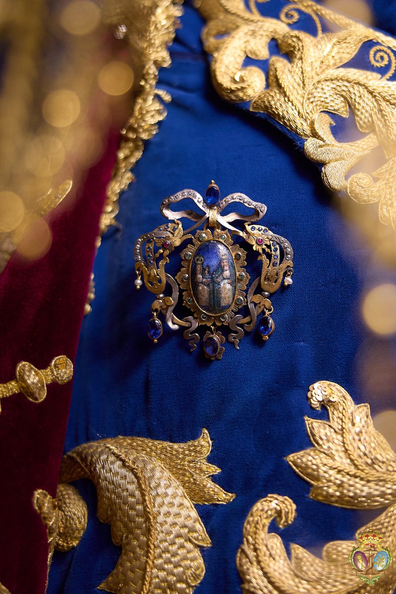 EspDeTriana's tweet photo. El conjunto se completa con diversas joyas, destacando el puñal y el ancla de oro de orfebrería Triana, la estrella donada por la hermandad del Rocío de Ceuta, broche de Santa Ana, Cruz Naval Militar, rosario de oro del siglo XVIII; resaltando el estreno de otro broche de platino y diamantes donado por un hermano 

Por último, la Esperanza porta sobre sus benditas sienes la corona del canasto decimonónico de Justino de Guzmán de 1891, con ráfaga de 1937 realizada por Gabriel Medina.

📸 @fransantiph 

#EsperanzaDeTriana
